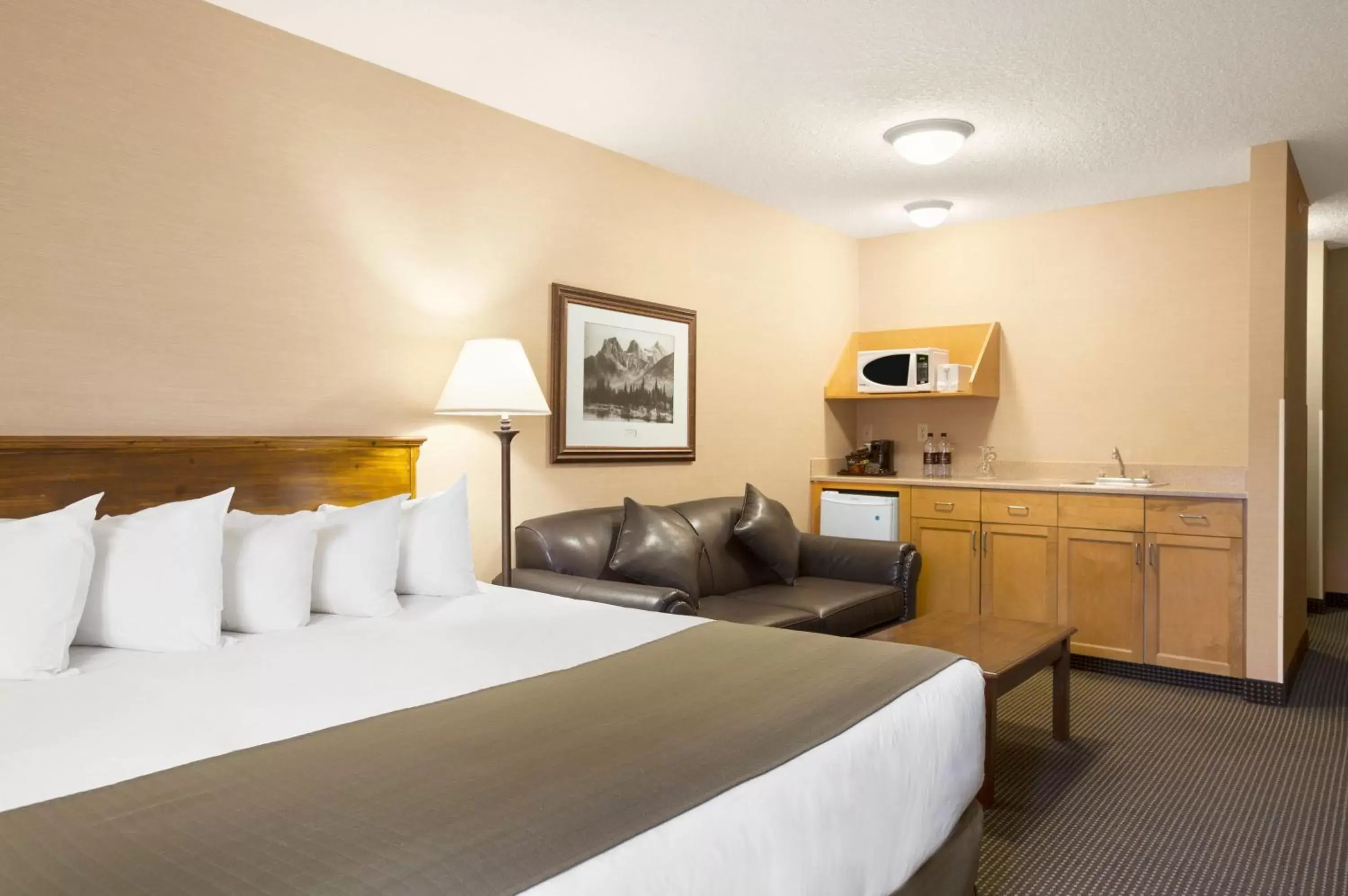 Kitchen or kitchenette, Bed in Canmore Inn & Suites