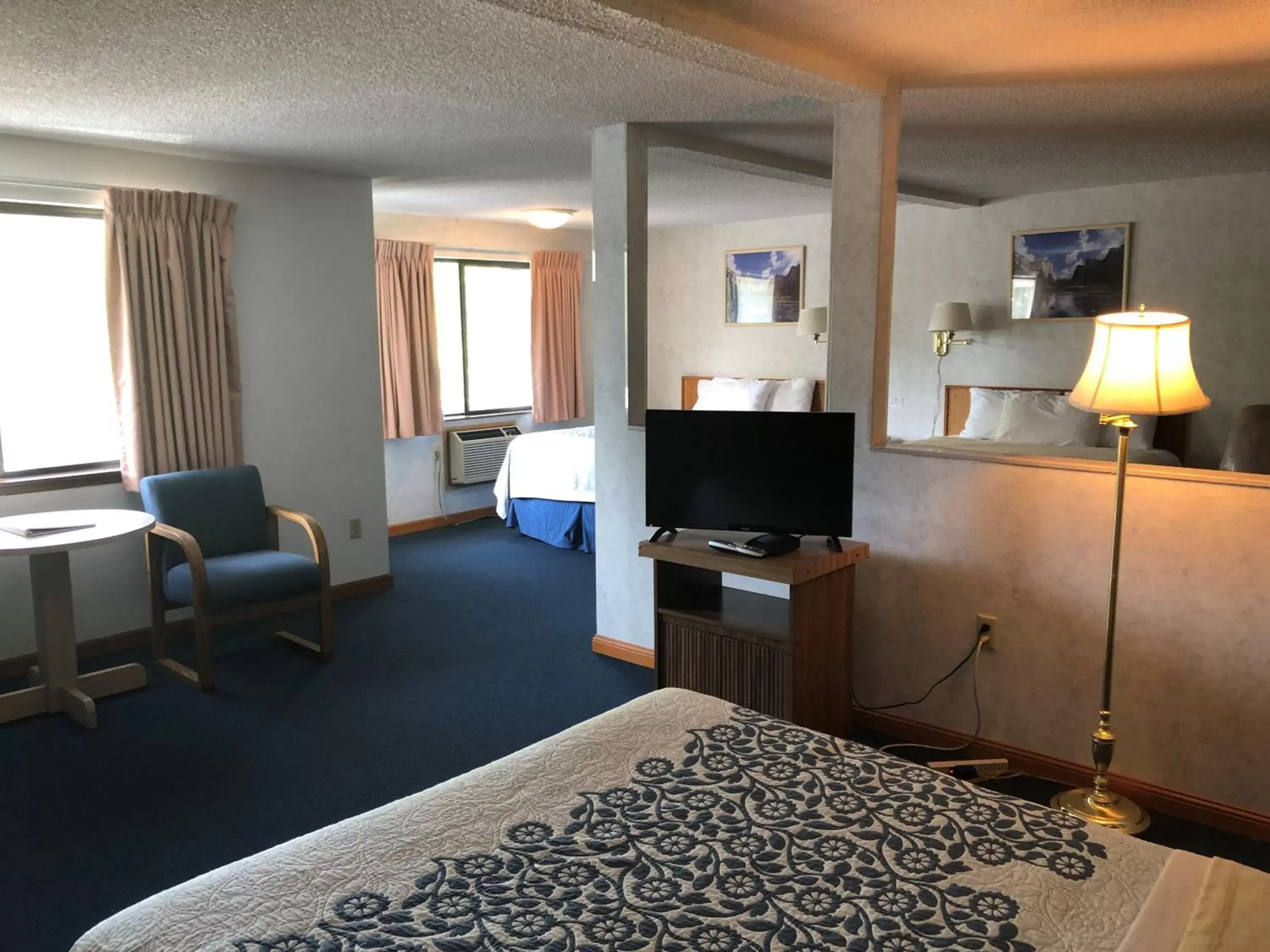 Photo of the whole room, TV/Entertainment Center in Days Inn by Wyndham Corvallis