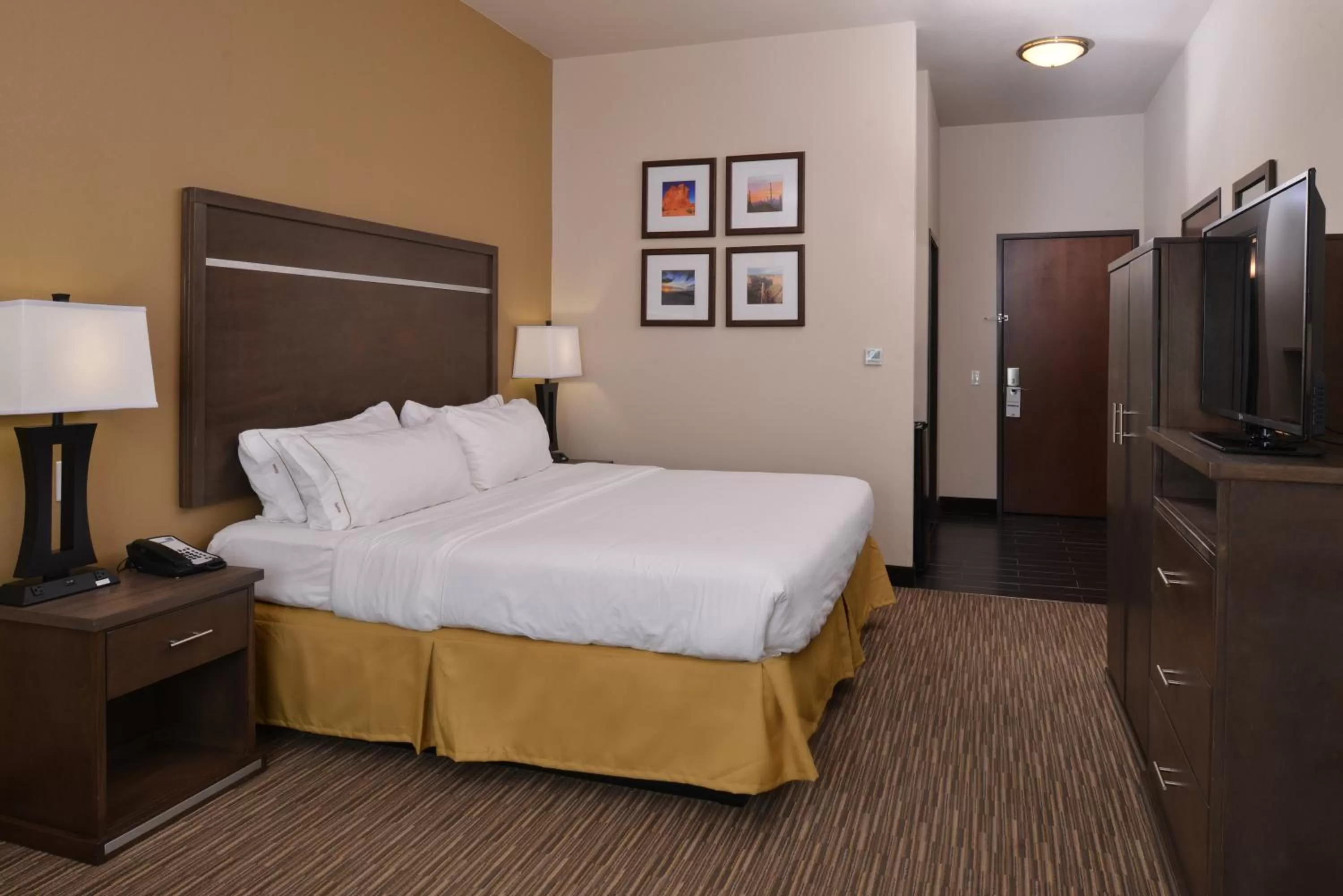 Photo of the whole room, Bed in Holiday Inn Express & Suites Globe by IHG