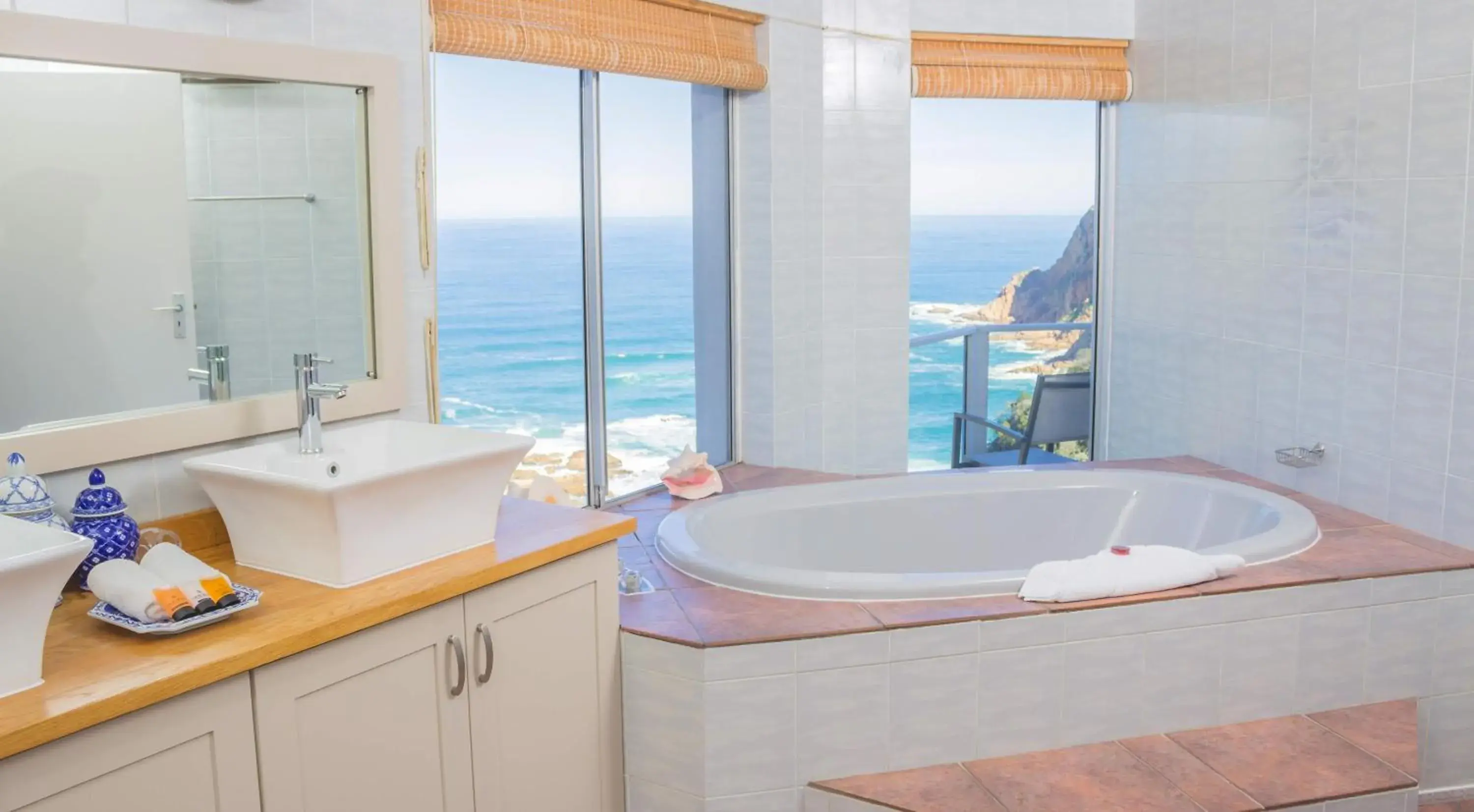 Sea view, Bathroom in Headlands House Guest Lodge