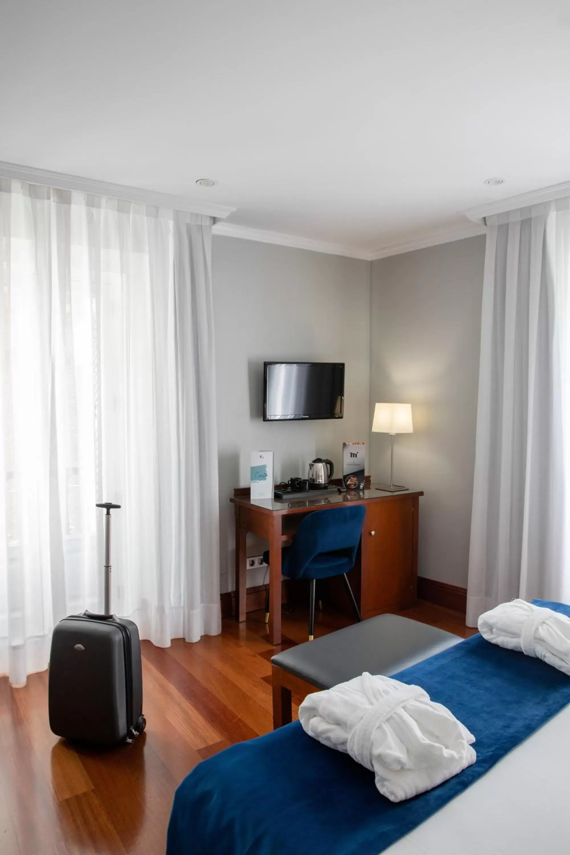 Bed, TV/Entertainment Center in Hotel Infantas by MIJ