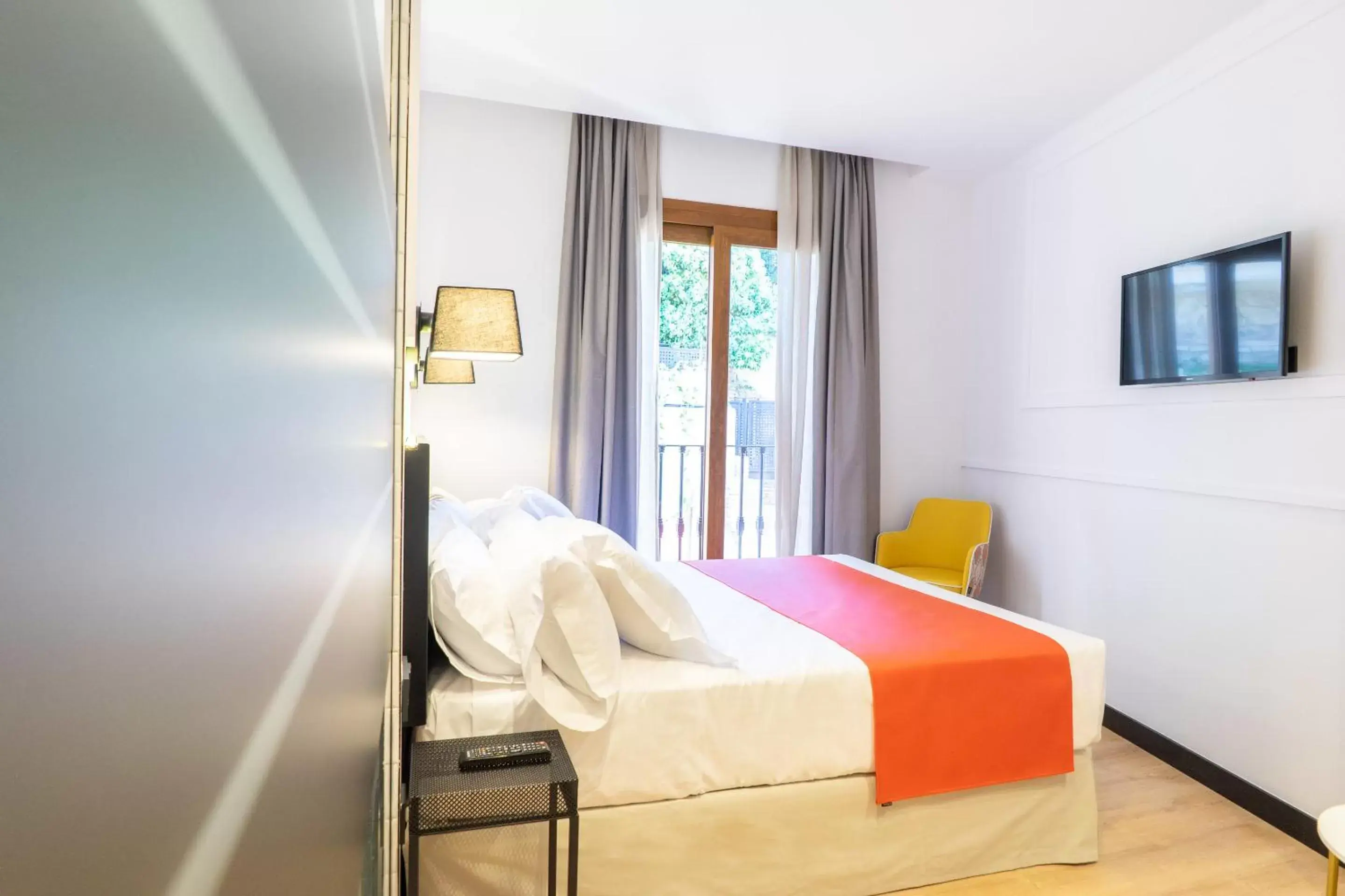 Communal lounge/ TV room, Bed in Hotel Boutique Puerta de las Granadas