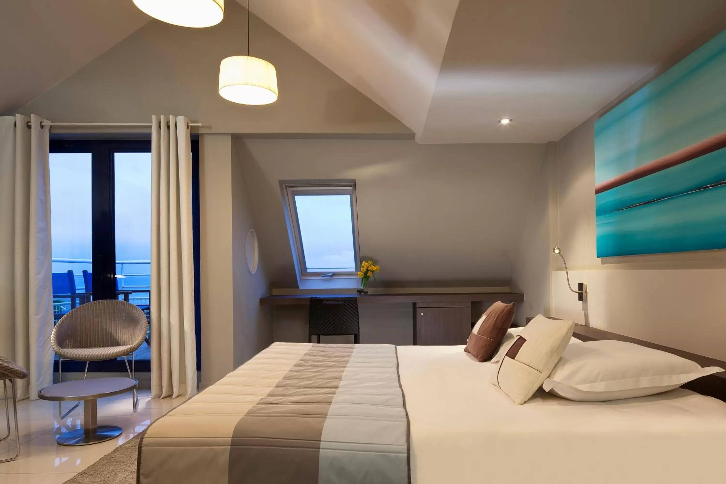 Bedroom, Bed in Hostellerie de la Pointe Saint-Mathieu - SPA & Restaurant