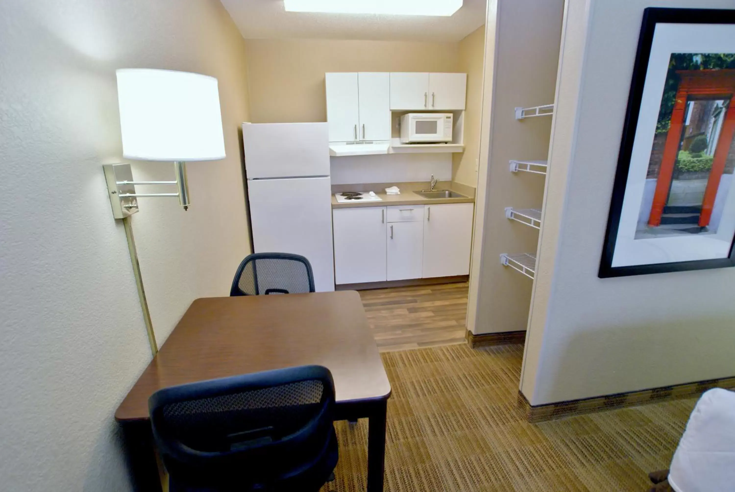 Bed, Kitchen/Kitchenette in MainStay Suites Knoxville - Cedar Bluff