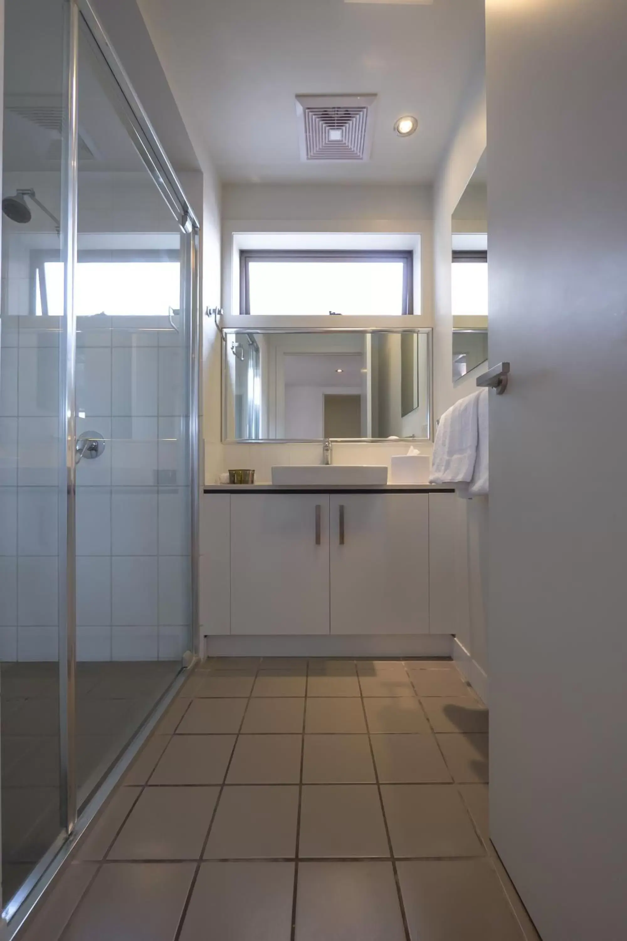 Bathroom, Kitchen/Kitchenette in Essence Apartments Chermside