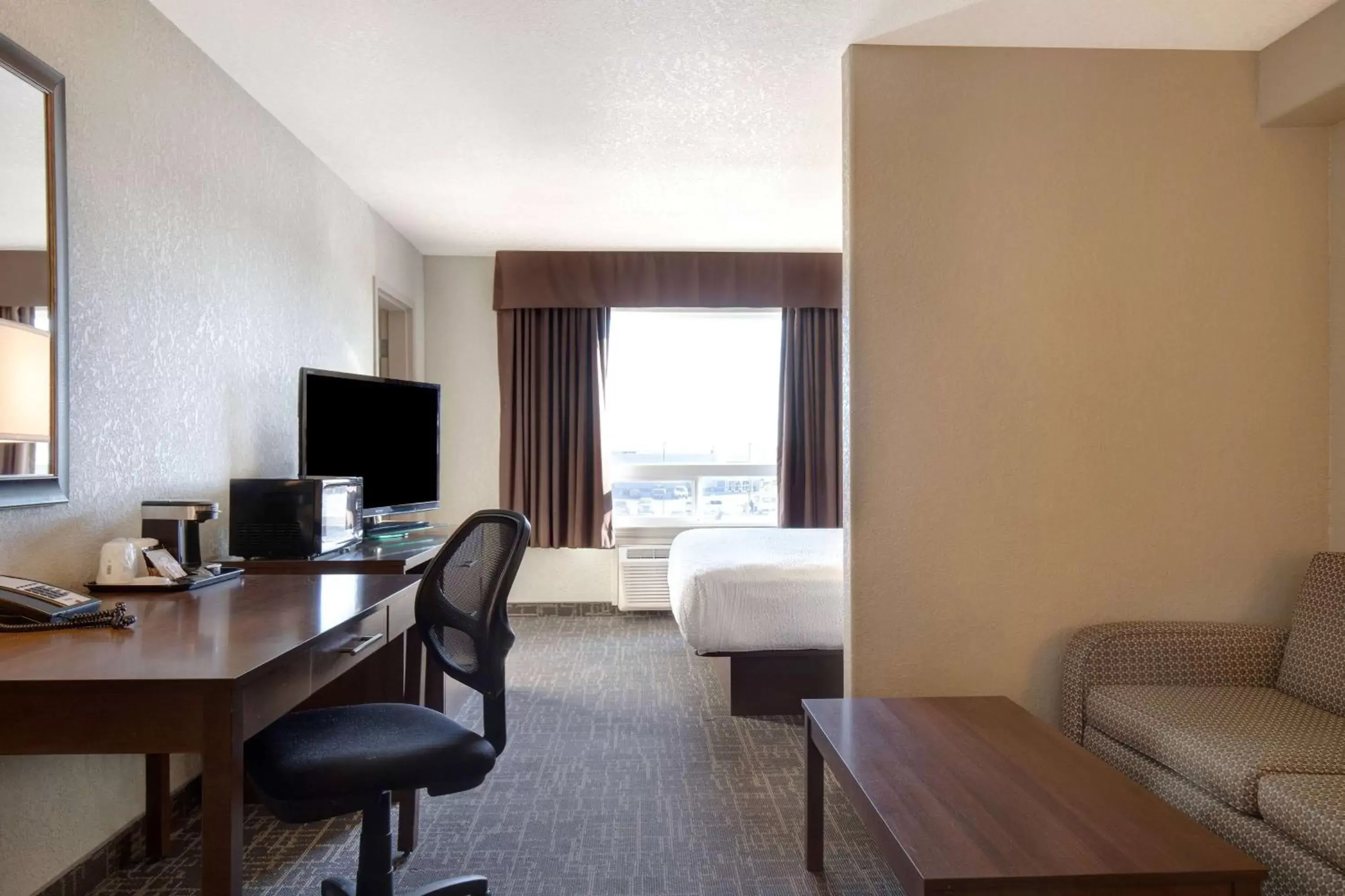 Bed, TV/Entertainment Center in Days Inn & Suites by Wyndham Yorkton