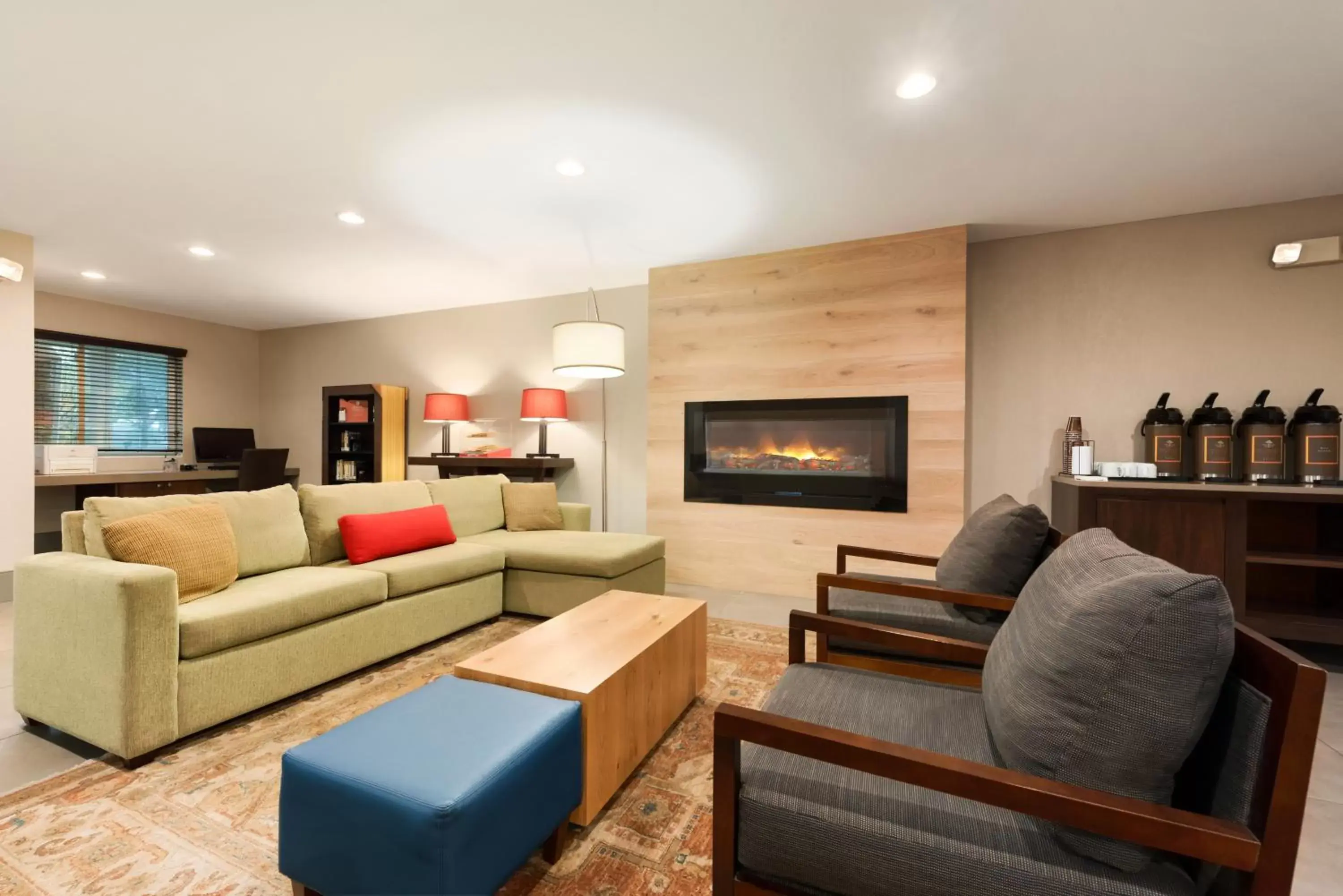 Lobby or reception, Seating Area in Country Inn & Suites by Radisson, Cedar Rapids Airport, IA