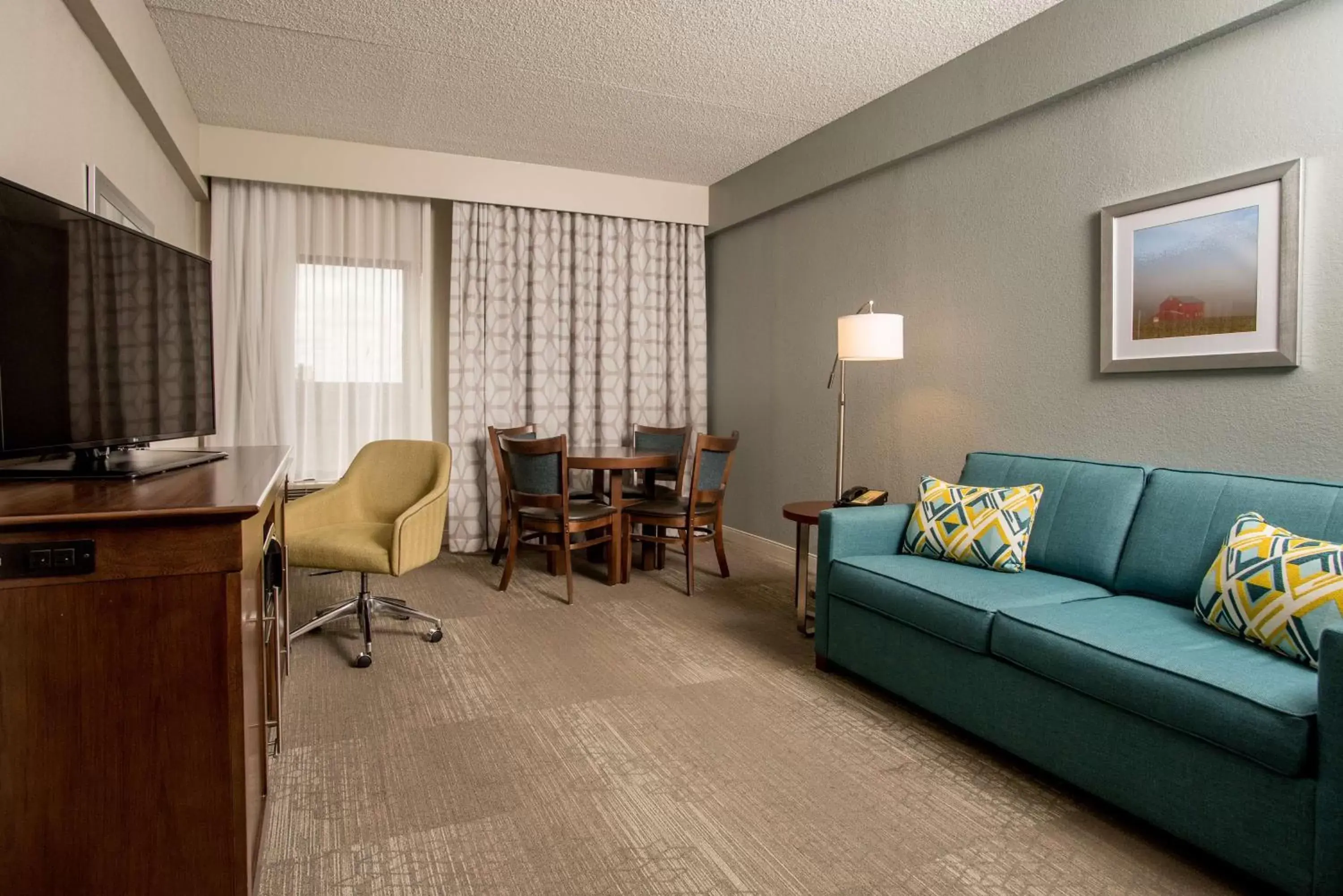 Bedroom, Seating Area in Hampton Inn Joplin