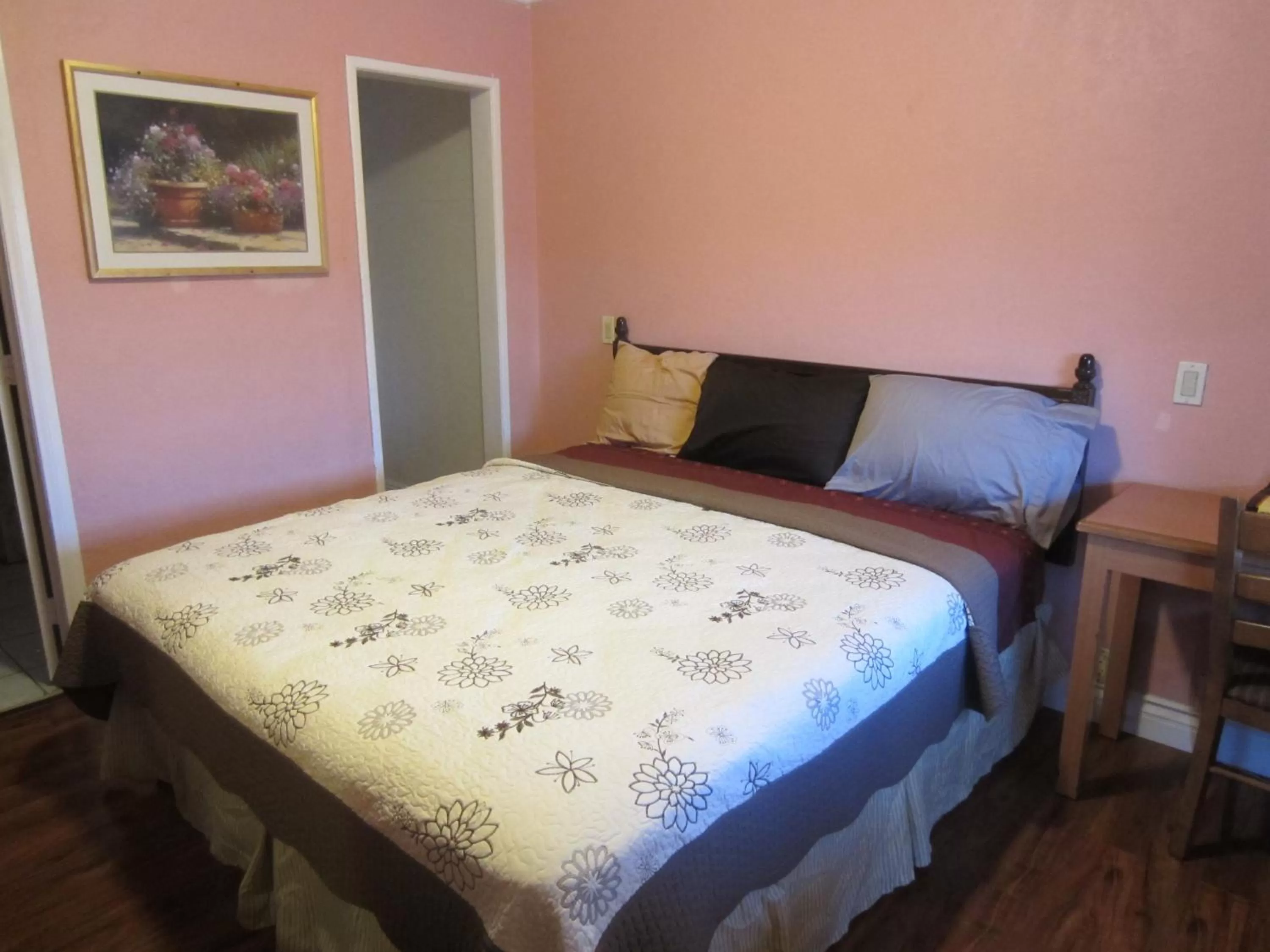 Bedroom, Bed in Travel Eagle Inn Motel