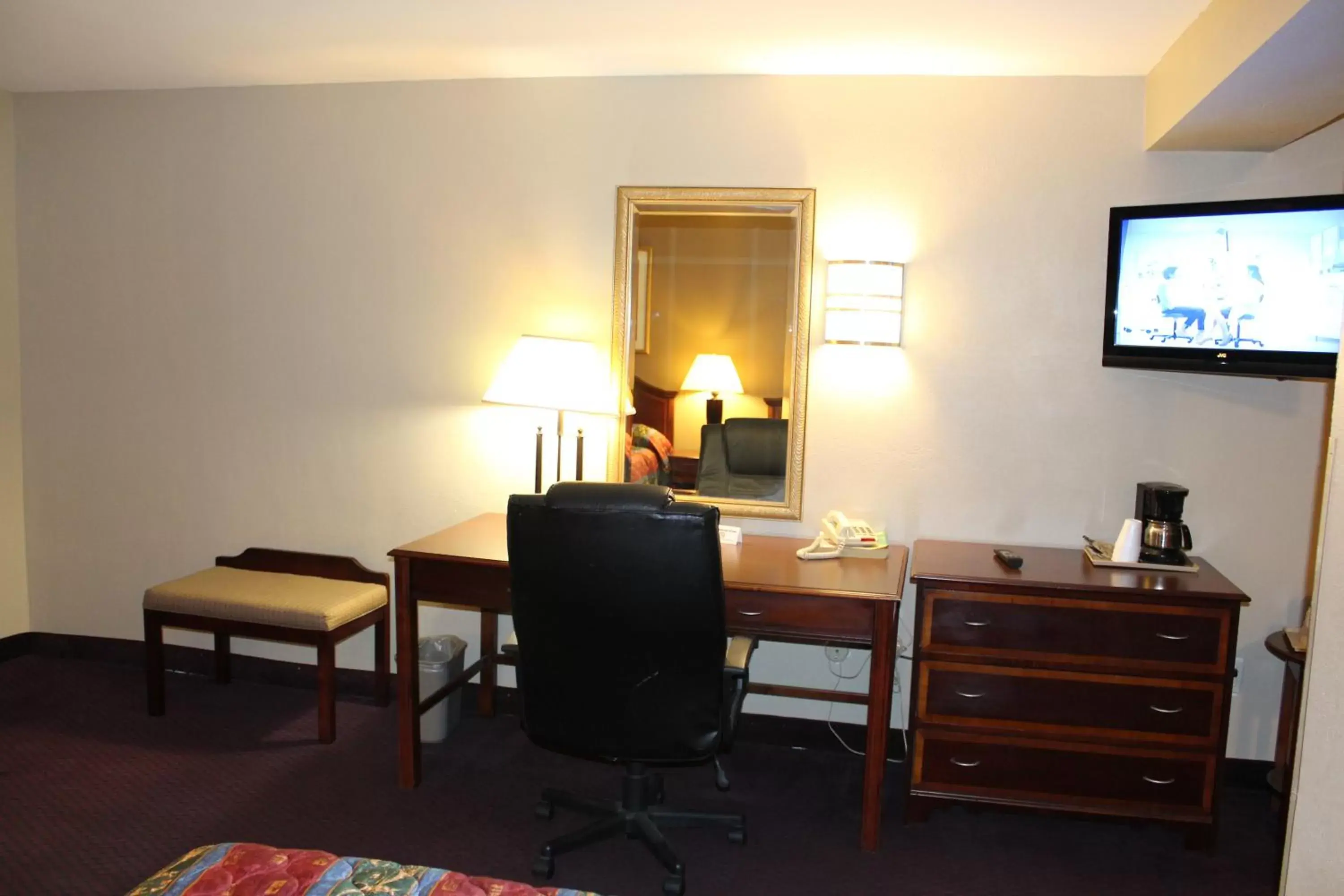 Seating area, TV/Entertainment Center in Travel Inn & Suites Flemington