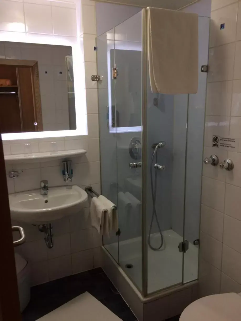 Shower, Bathroom in Isar Hotel