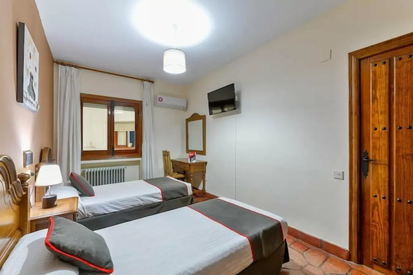 Twin Room in Hostal Alfonso XI Twin Room in Hostal Alfonso XI
