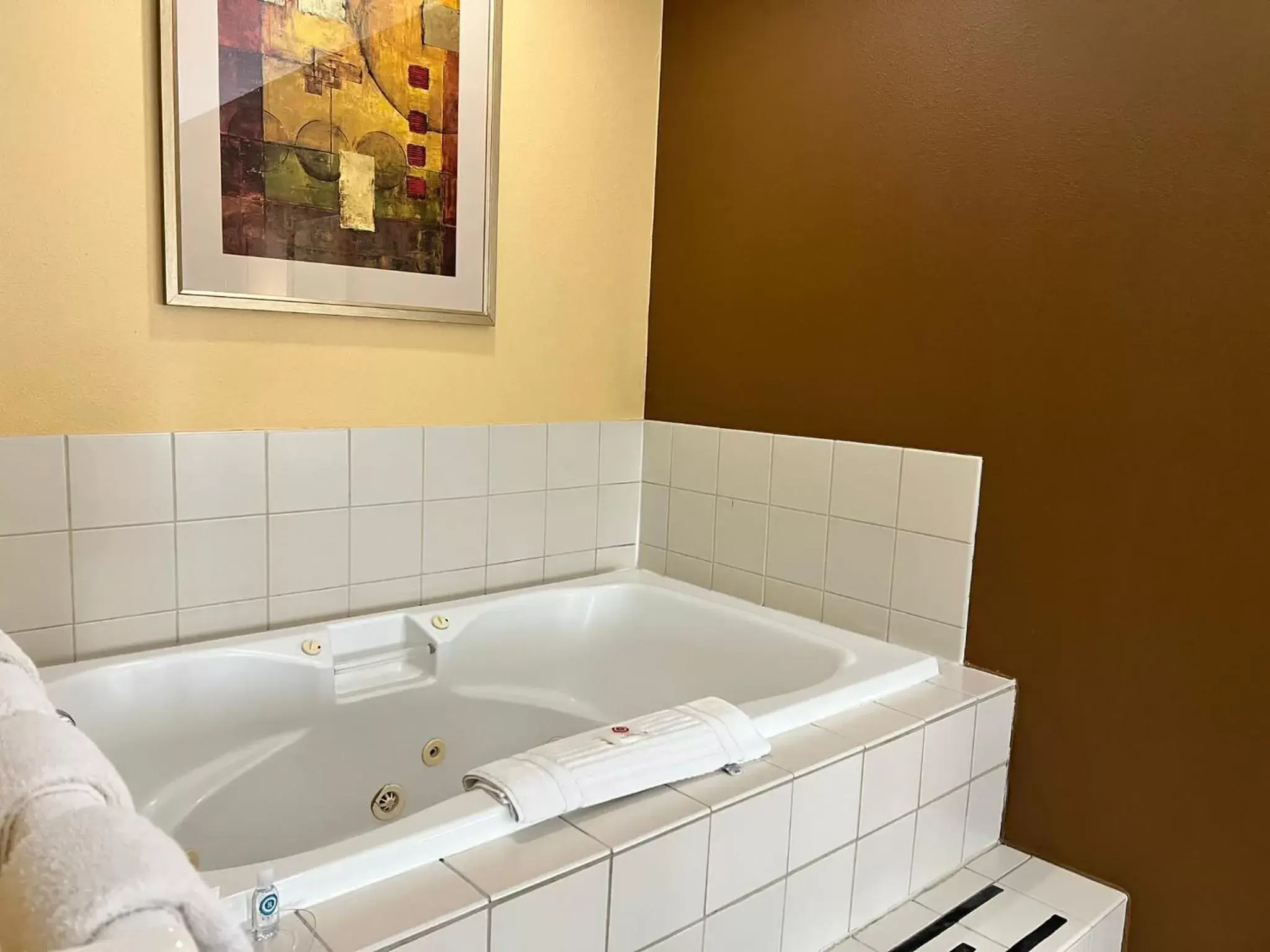 Hot Tub, Bathroom in Comfort Suites Louisville East