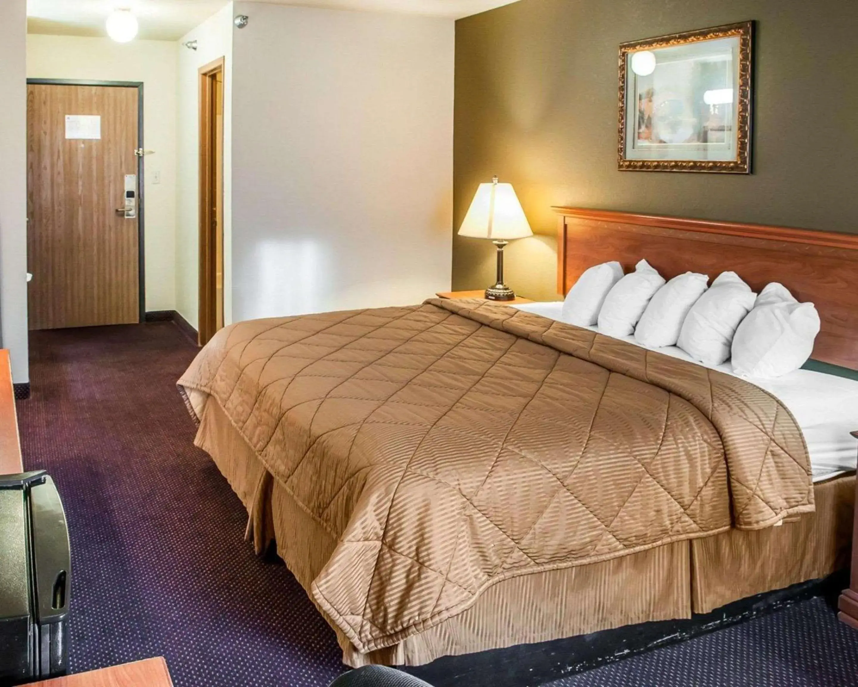 Photo of the whole room, Bed in Rodeway Inn of Espanola