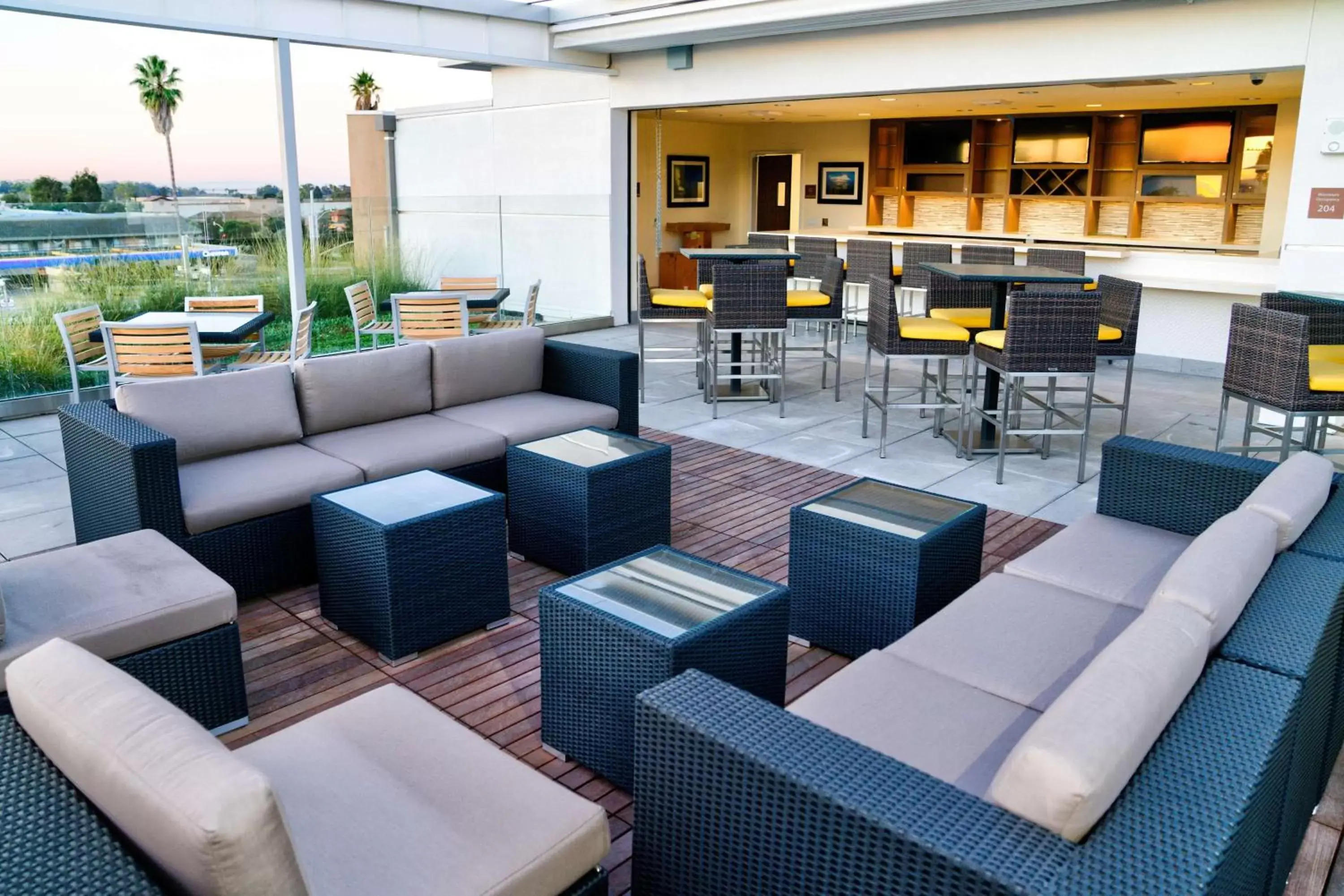 Patio, Lounge/Bar in Hilton Garden Inn Santa Barbara/Goleta