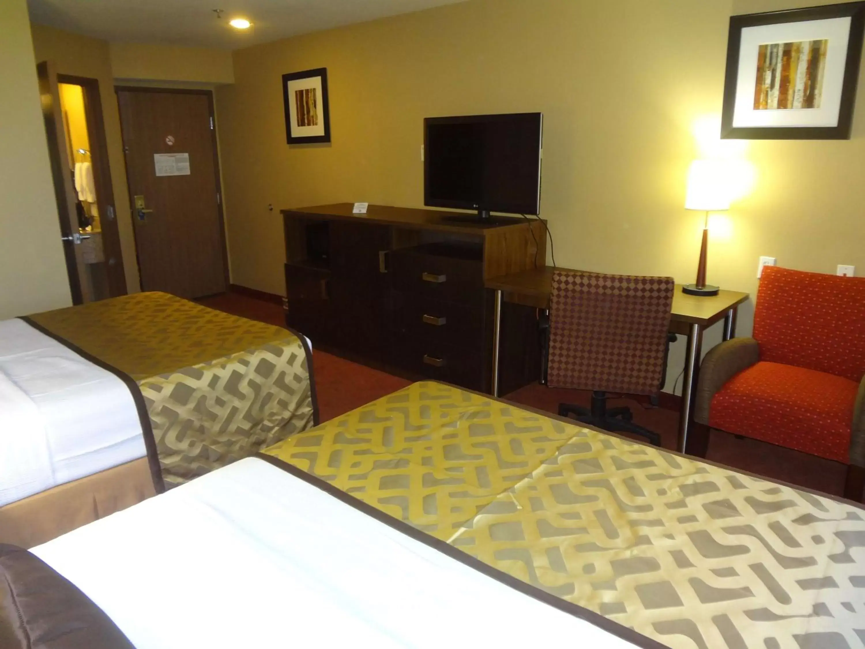 Photo of the whole room, TV/Entertainment Center in Best Western Plus Tulsa Woodland Hills Hotel and Suites