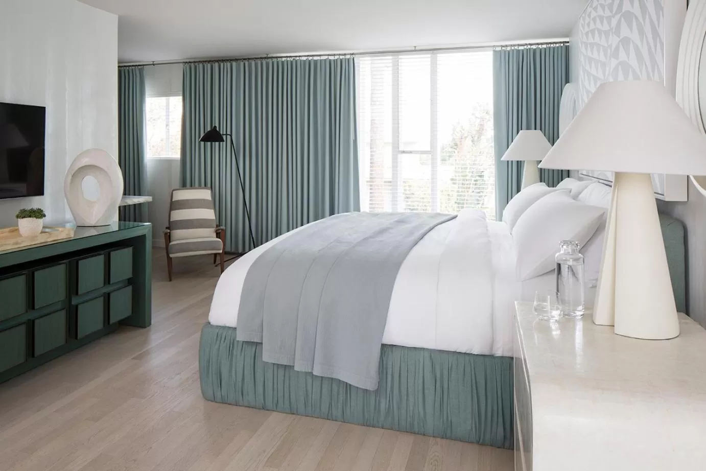 Bed in Avalon Hotel Beverly Hills, a Member of Design Hotels