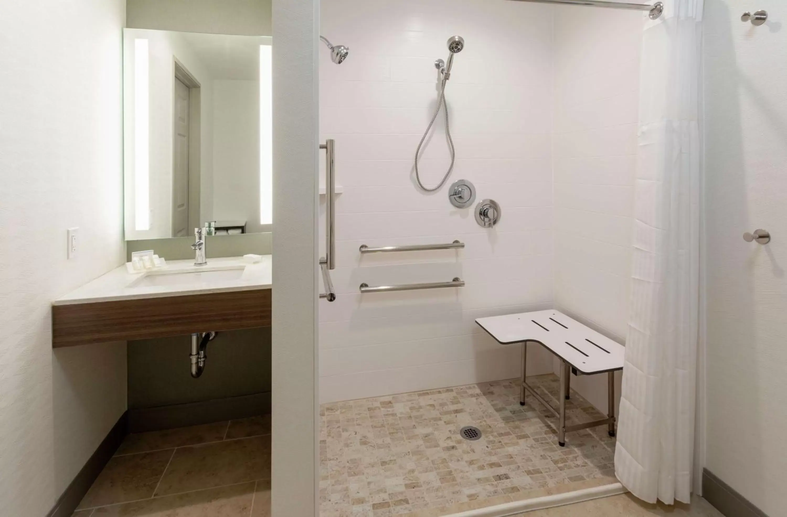 Bathroom in Hilton Garden Inn Minneapolis/Bloomington