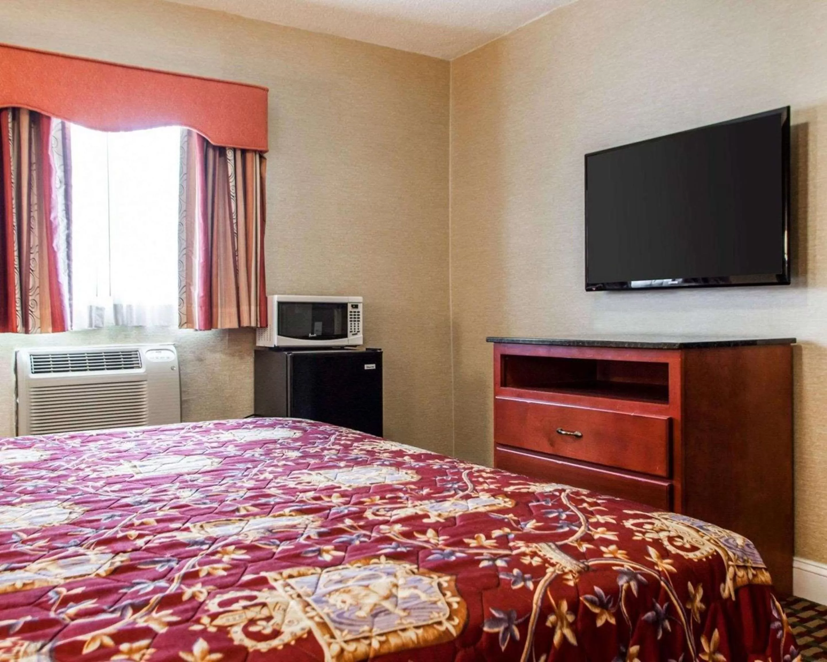 Photo of the whole room, Bed in Rodeway Inn Paterson Great Falls Park Area