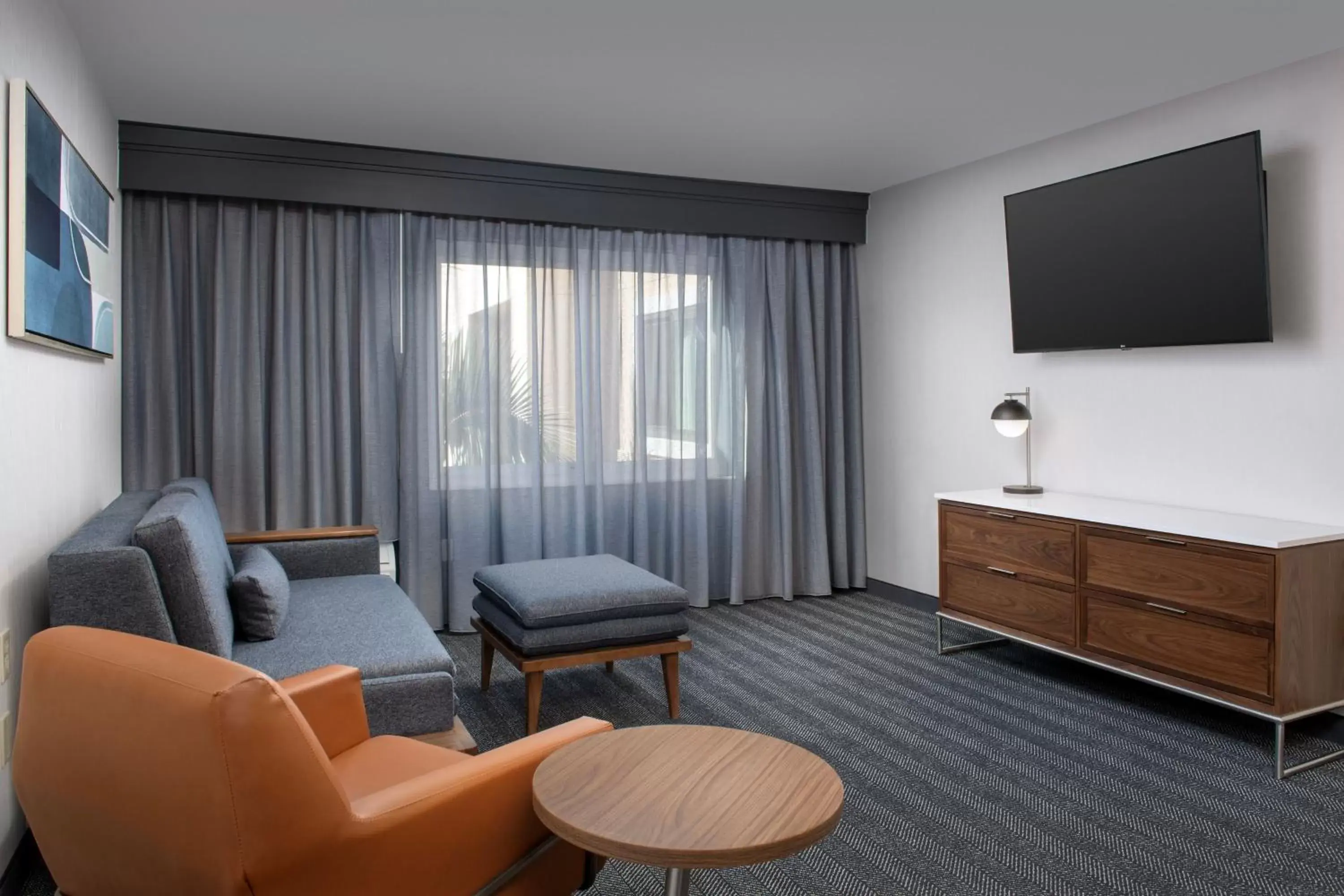 Bedroom, TV/Entertainment Center in Courtyard by Marriott San Diego Carlsbad
