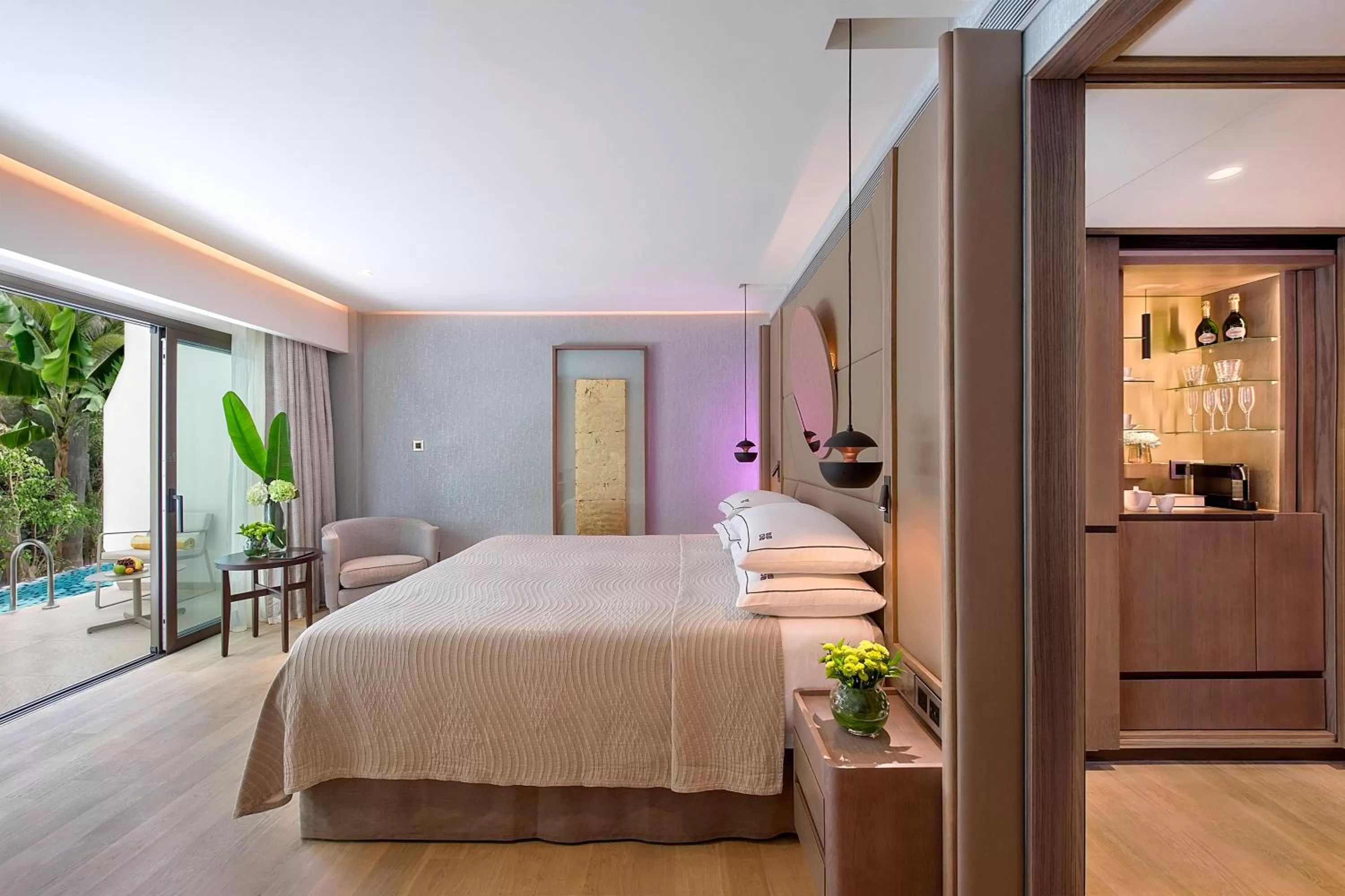 Bedroom, Bed in Four Seasons Hotel