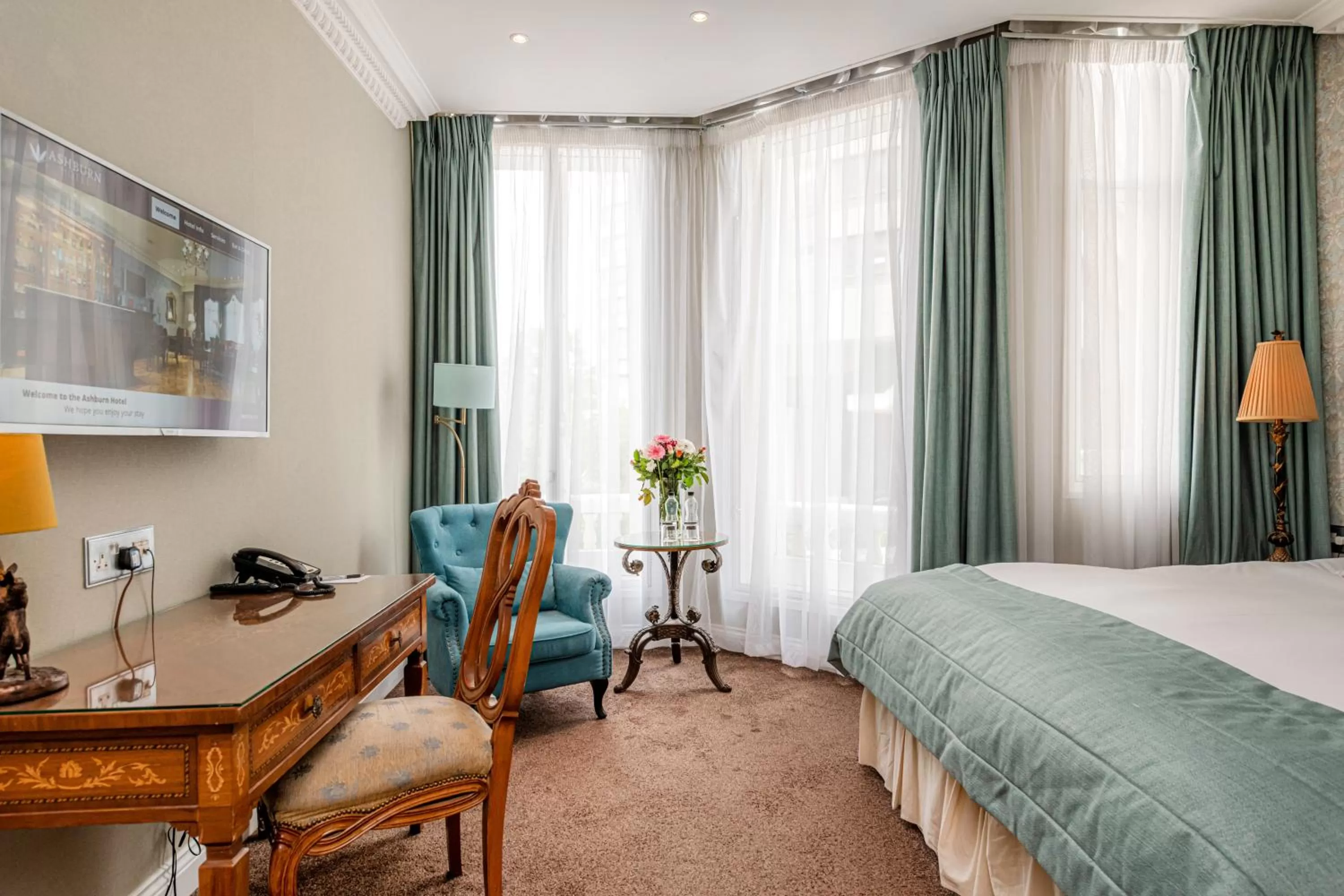 TV and multimedia, Bed in Ashburn Hotel