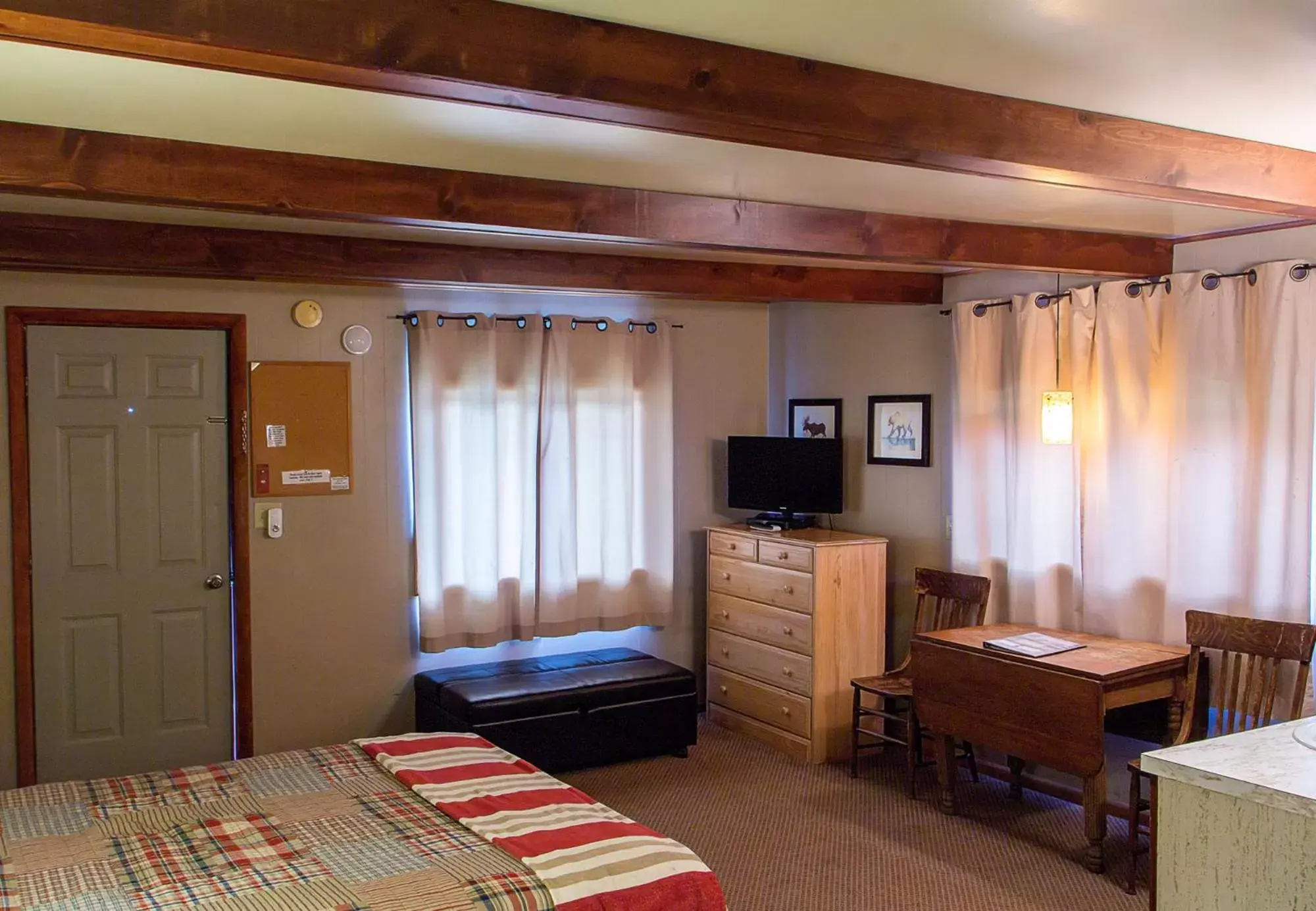 TV/Entertainment Center in High Country Motel and Cabins
