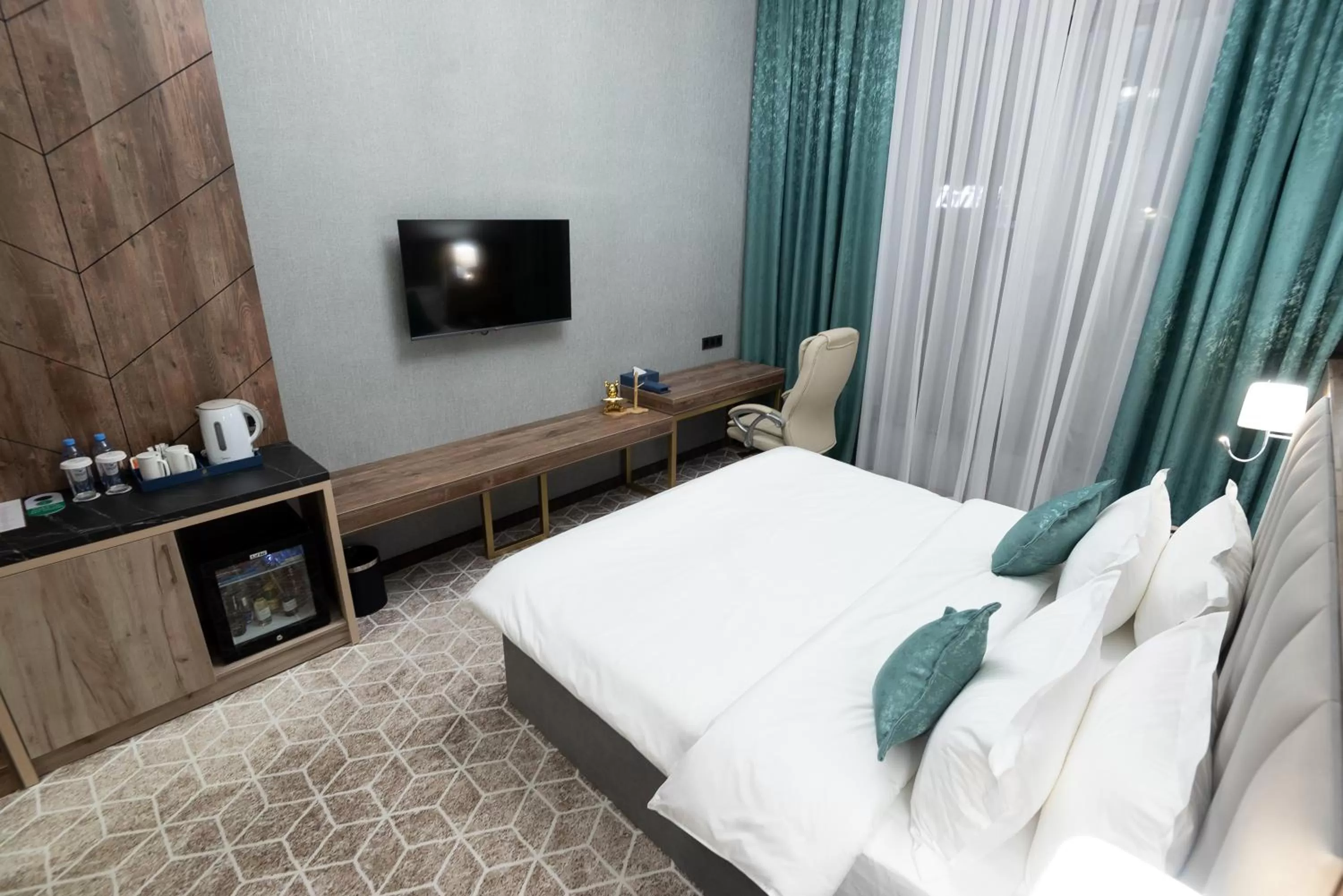 Photo of the whole room, Bed in Tauke Khan Plaza