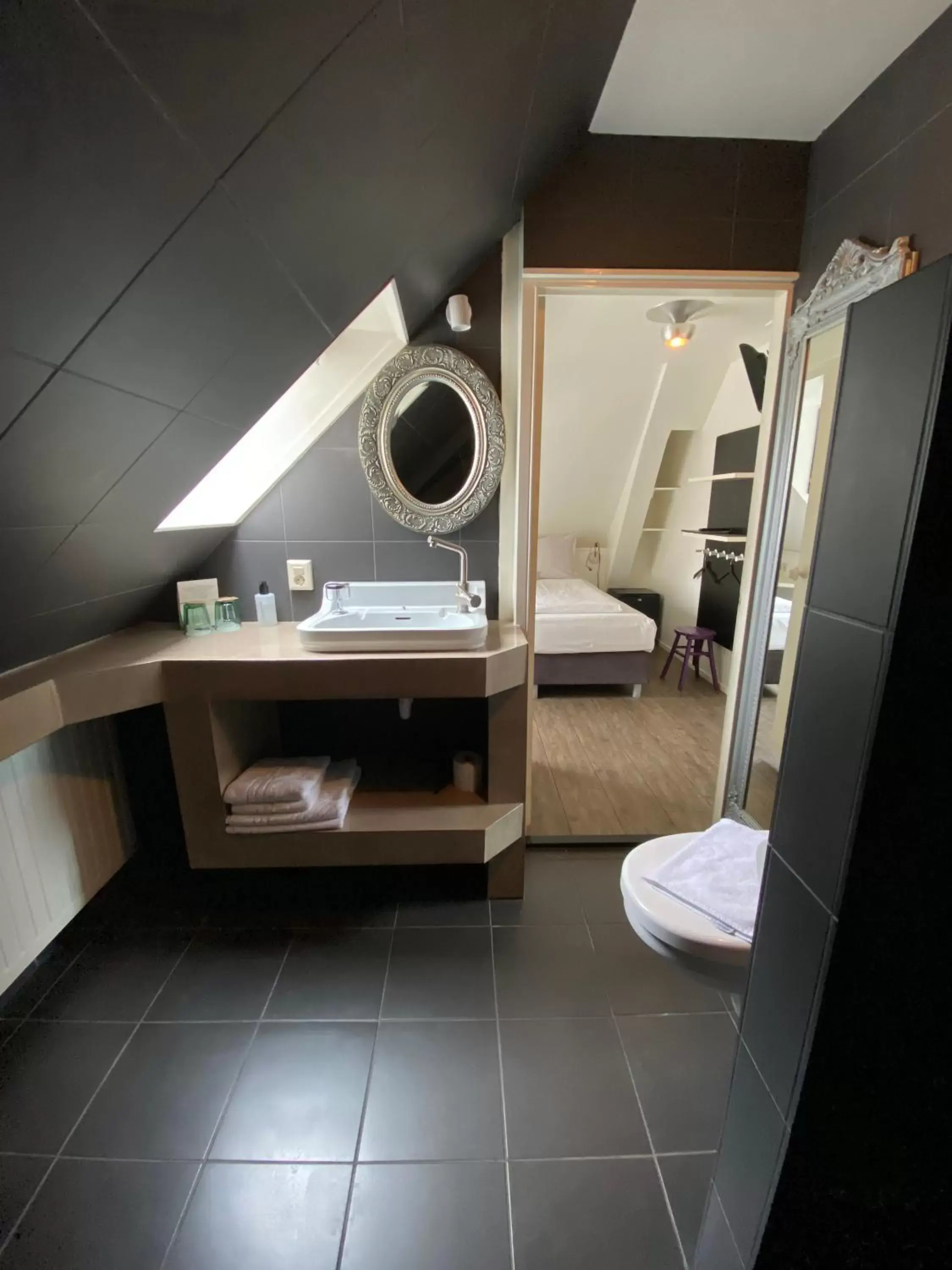 Bathroom, Kitchen/Kitchenette in Hotel Buren