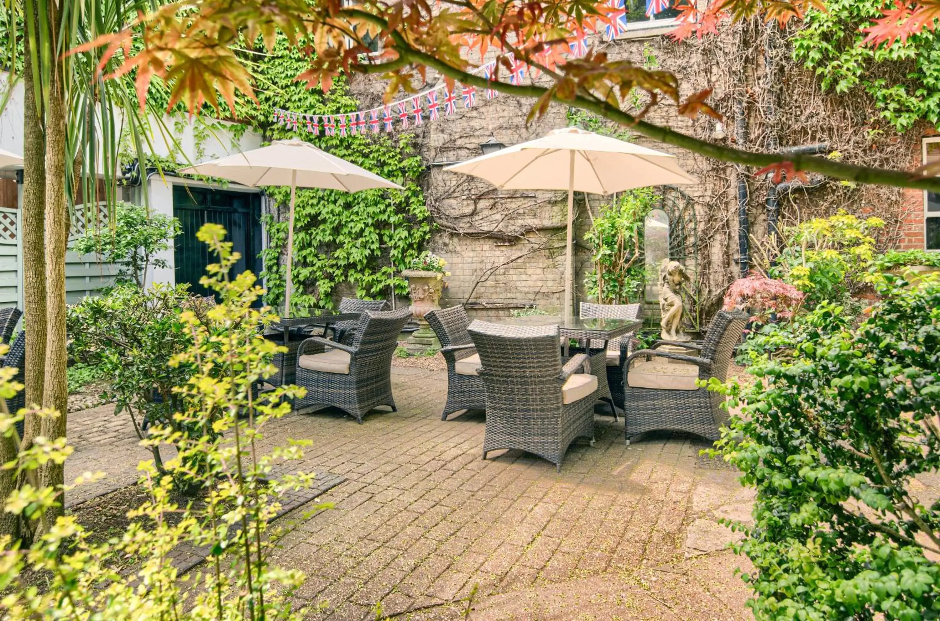 Patio/Outdoor Area in Mercure Salisbury White Hart Hotel