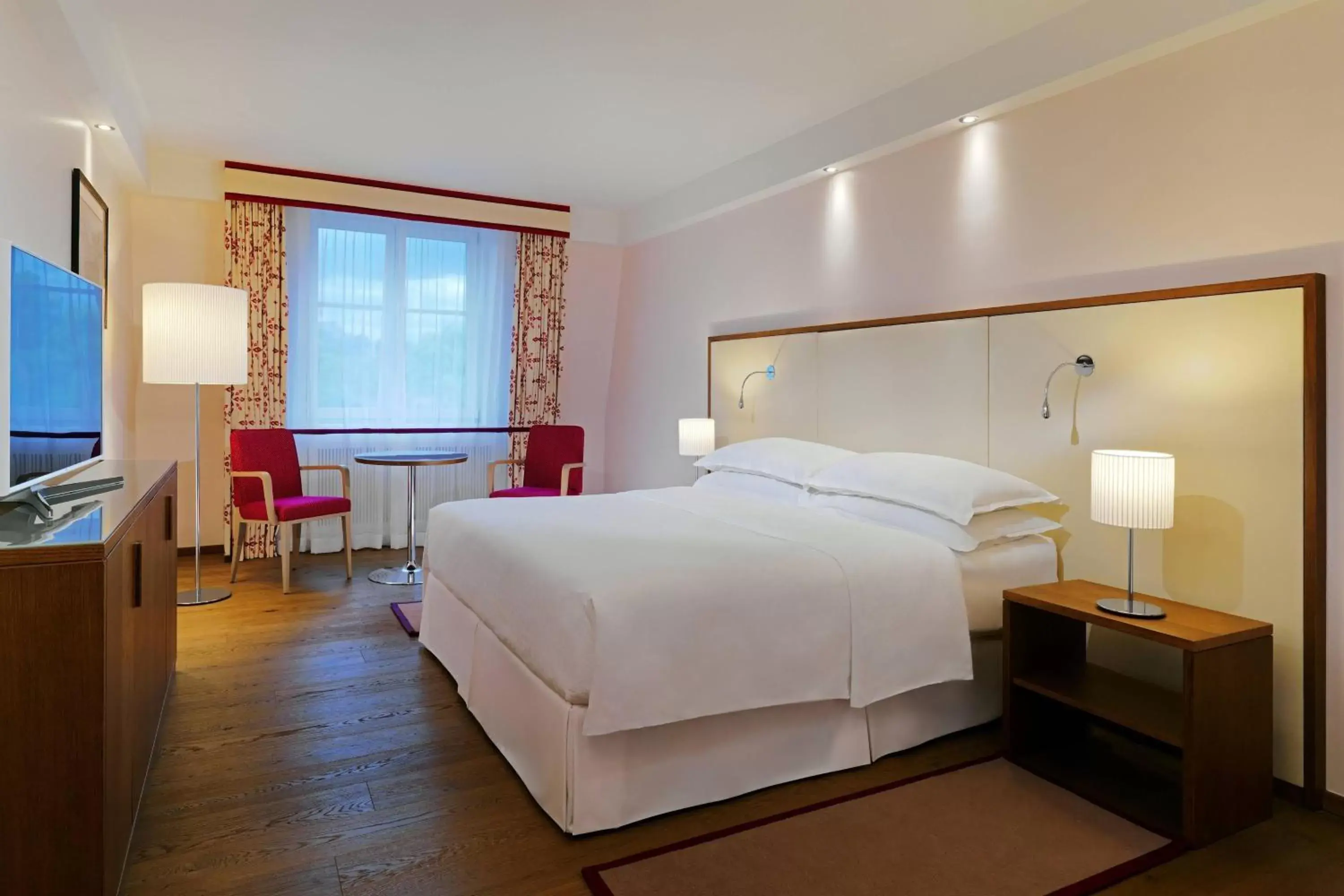 Photo of the whole room, Bed in Sheraton Grand Salzburg