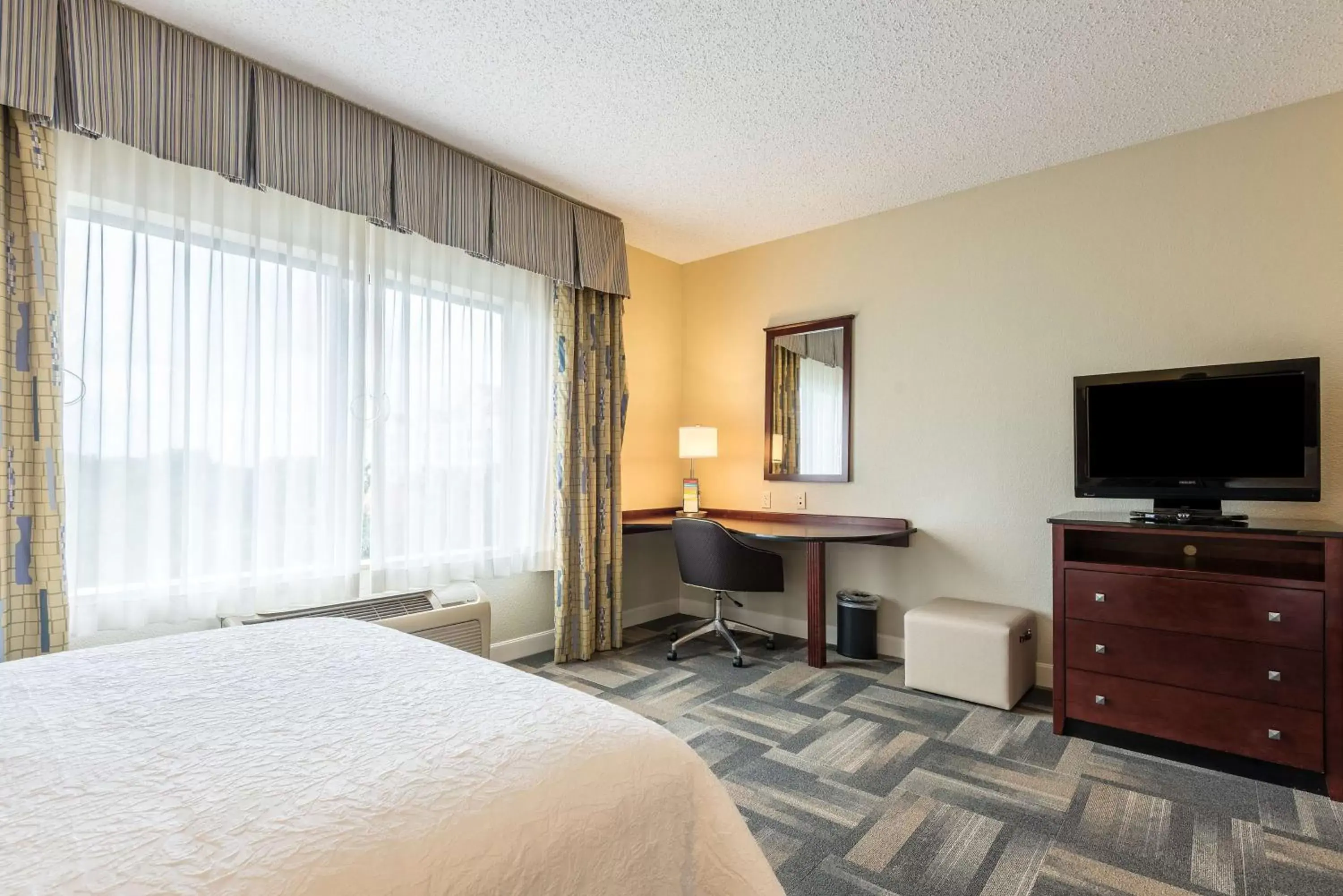 Bedroom, TV/Entertainment Center in Hampton Inn & Suites Orlando-South Lake Buena Vista