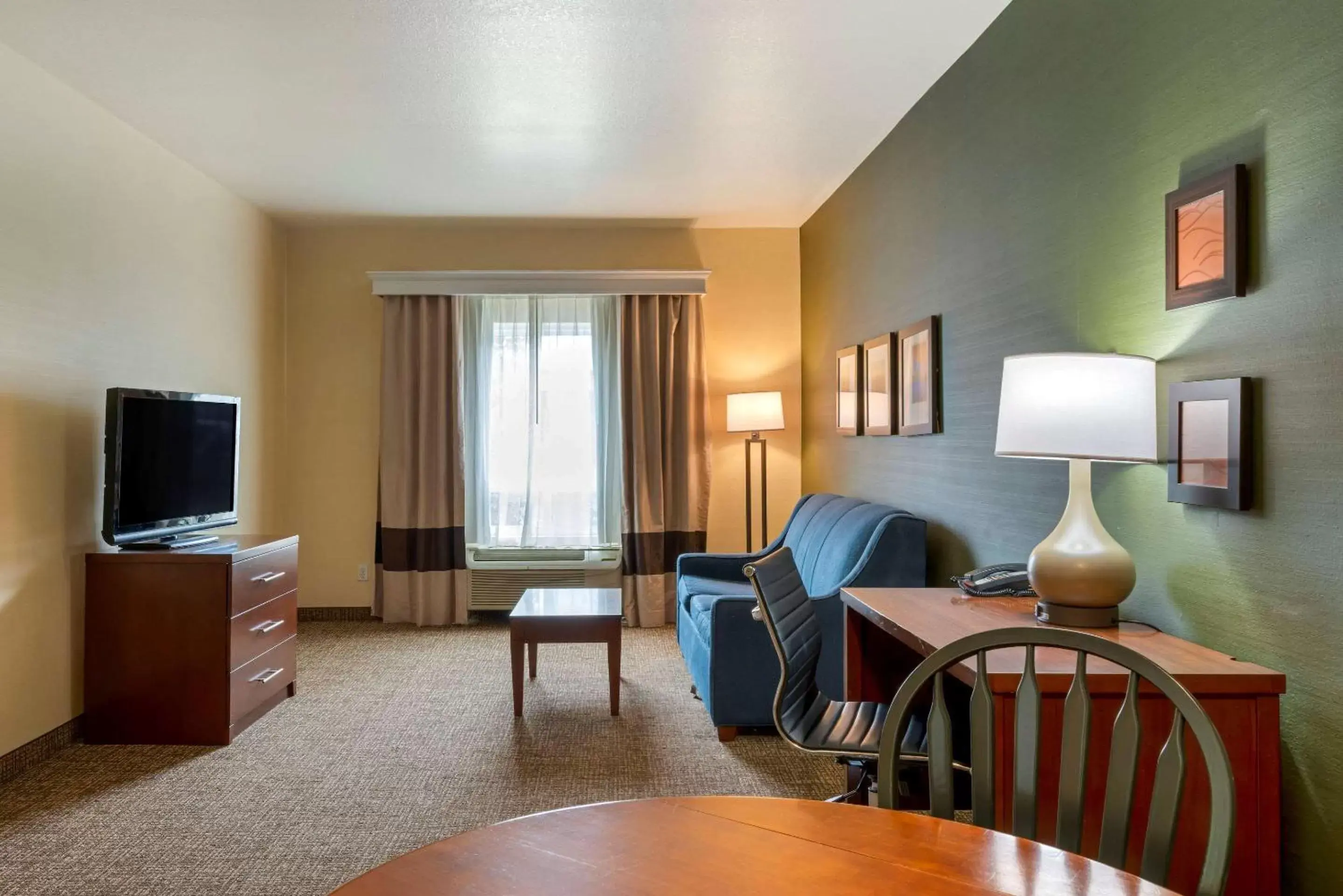 Photo of the whole room, TV/Entertainment Center in Comfort Inn & Suites Salem