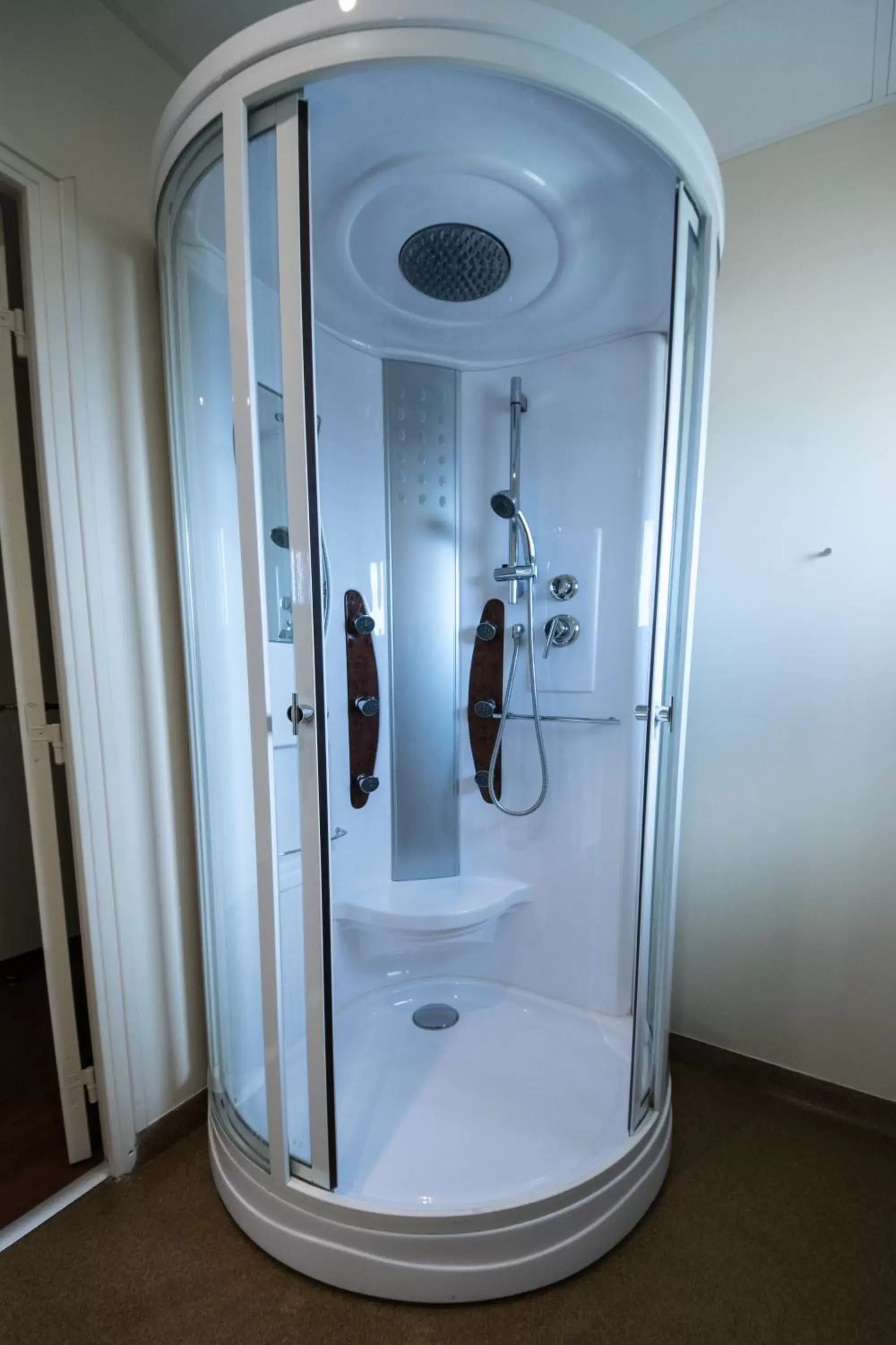 Shower, Bathroom in L'HÔTEL de CHARTRES