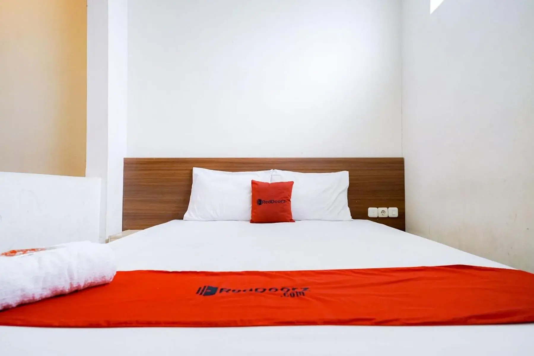 Bedroom, Bed in RedDoorz near Braga Street