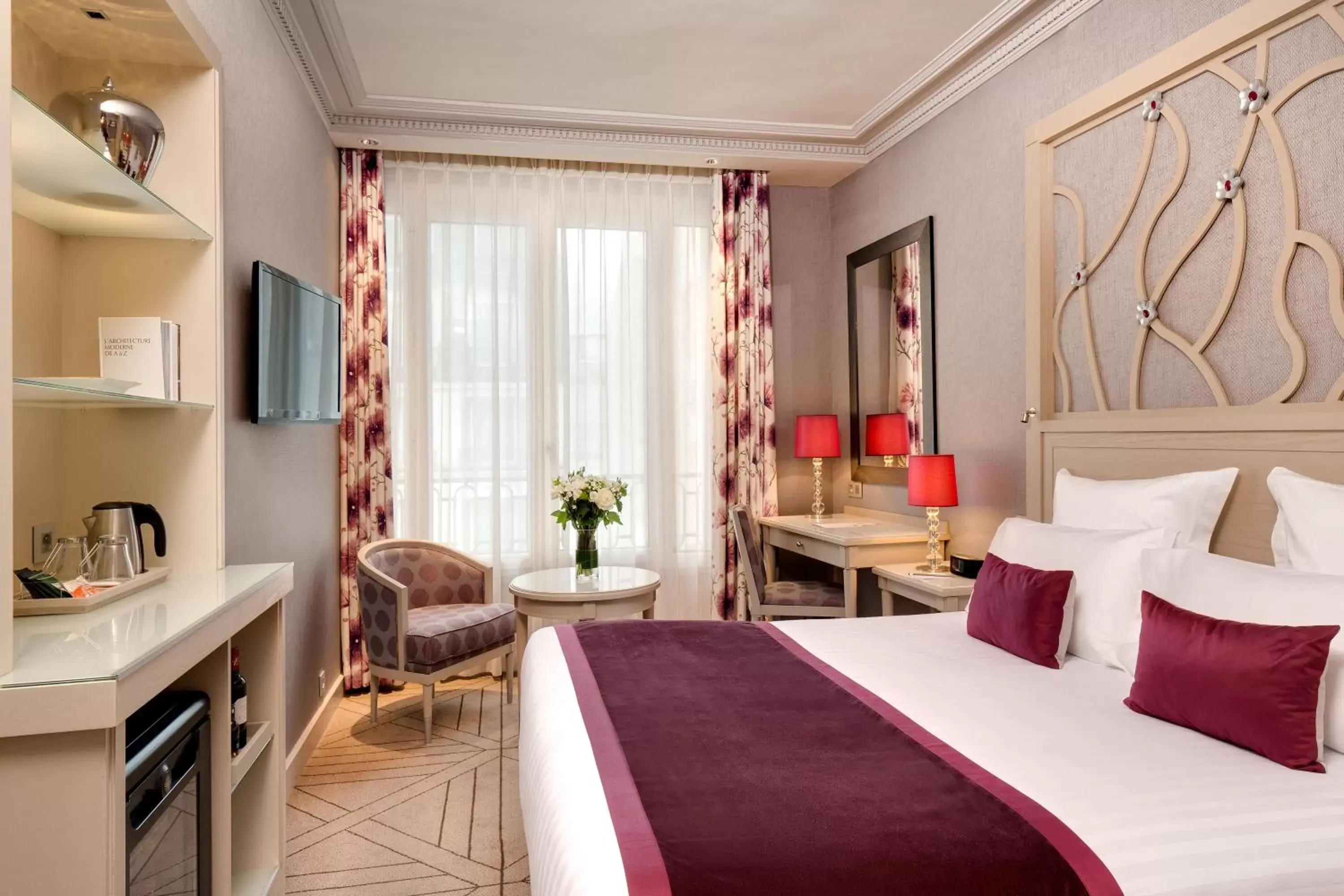 Photo of the whole room, Bed in Rochester Champs Elysees