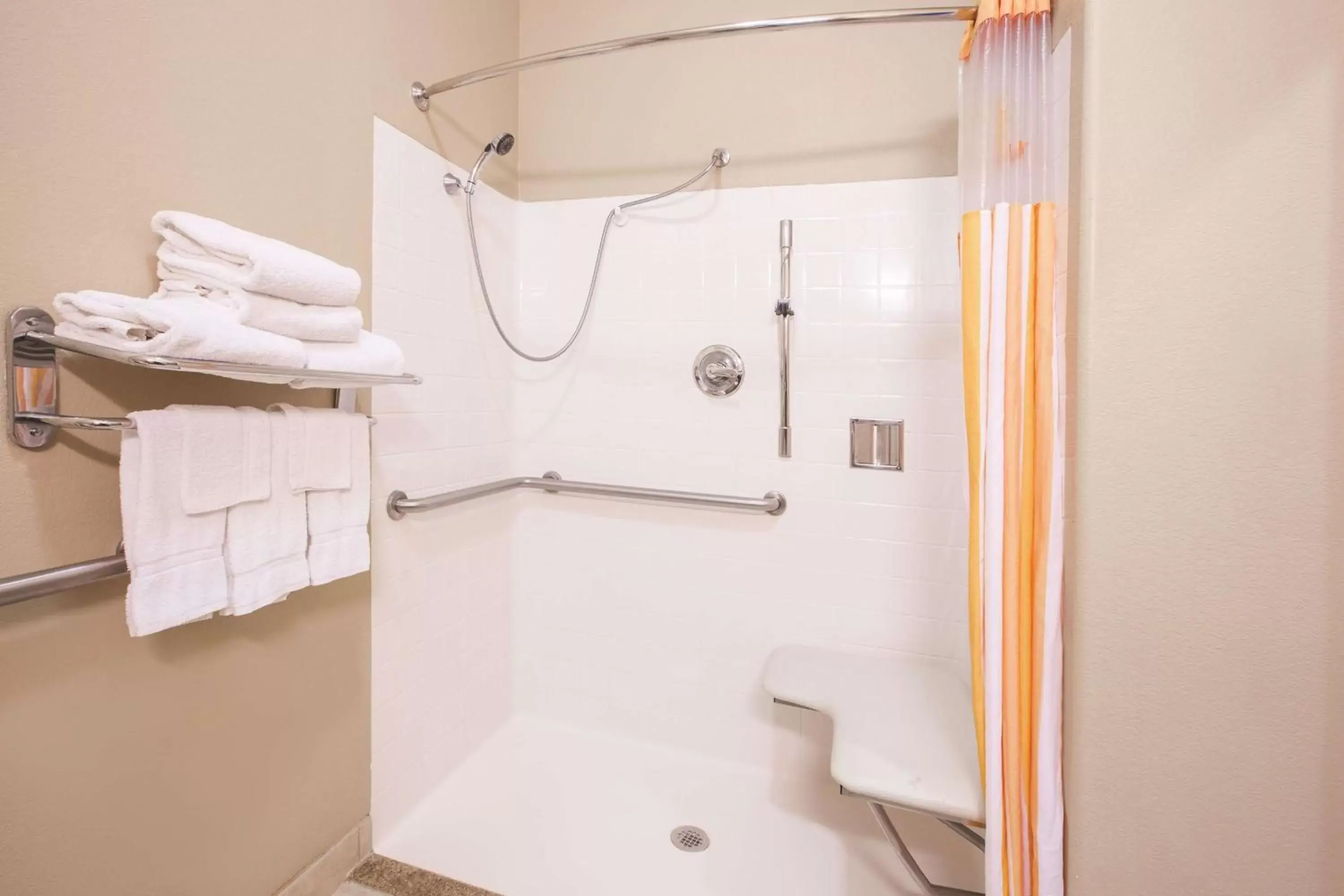 Photo of the whole room in La Quinta by Wyndham Bay City Photo of the whole room in La Quinta by Wyndham Bay City