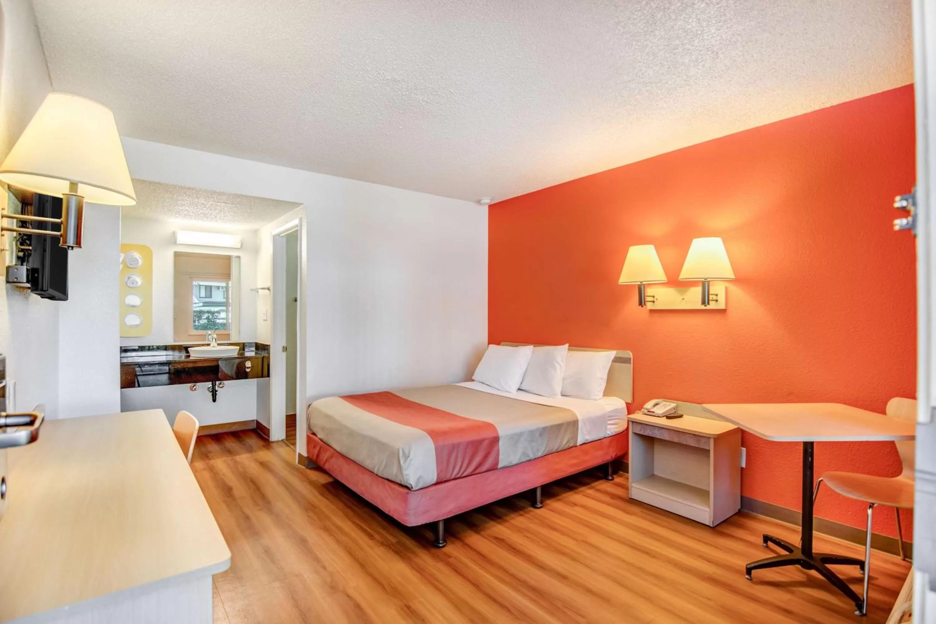 TV and multimedia, Bed in Motel 6-Stockton, CA - North