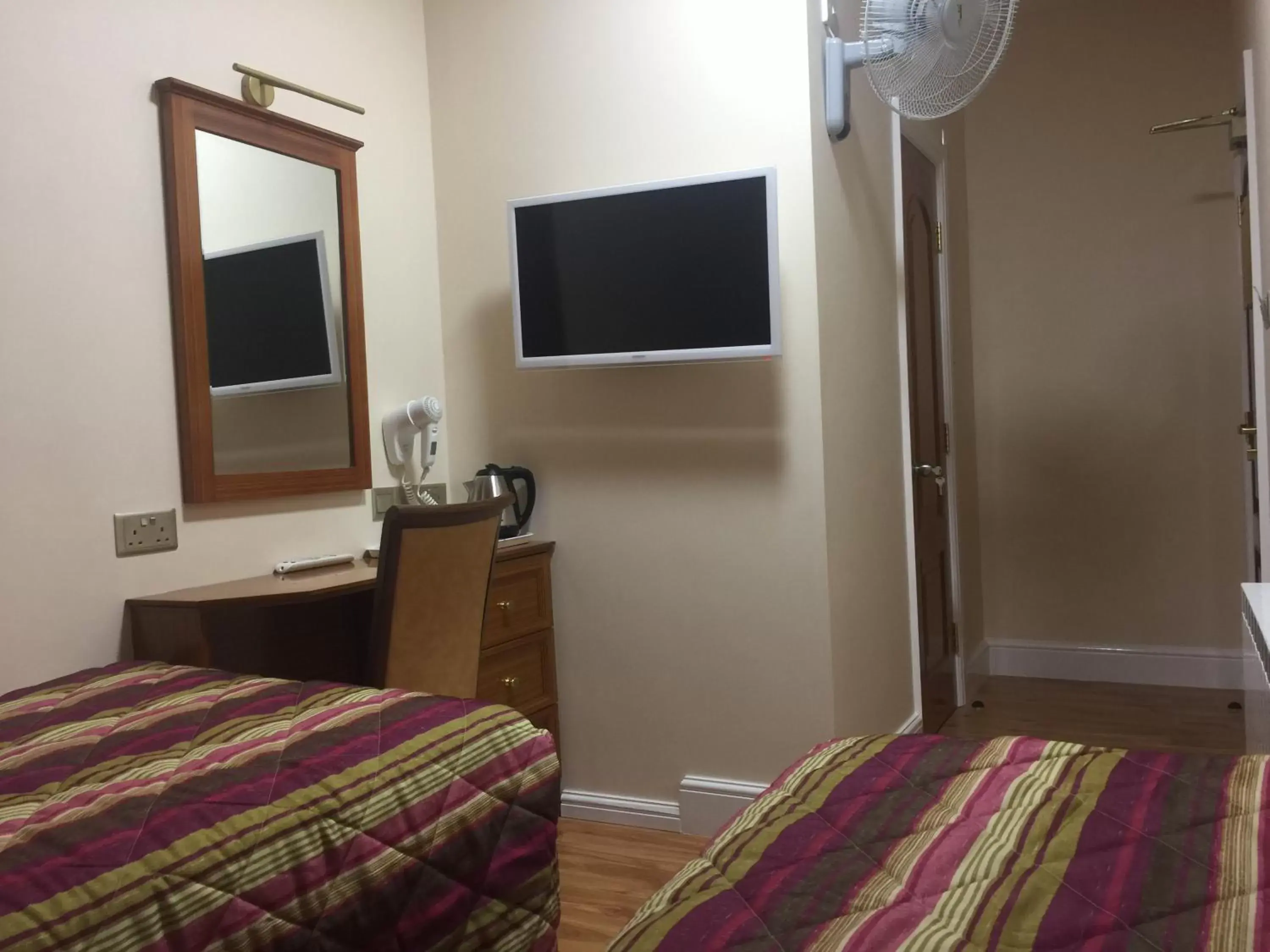 TV and multimedia, Bed in White House Hotel TV and multimedia, Bed in White House Hotel