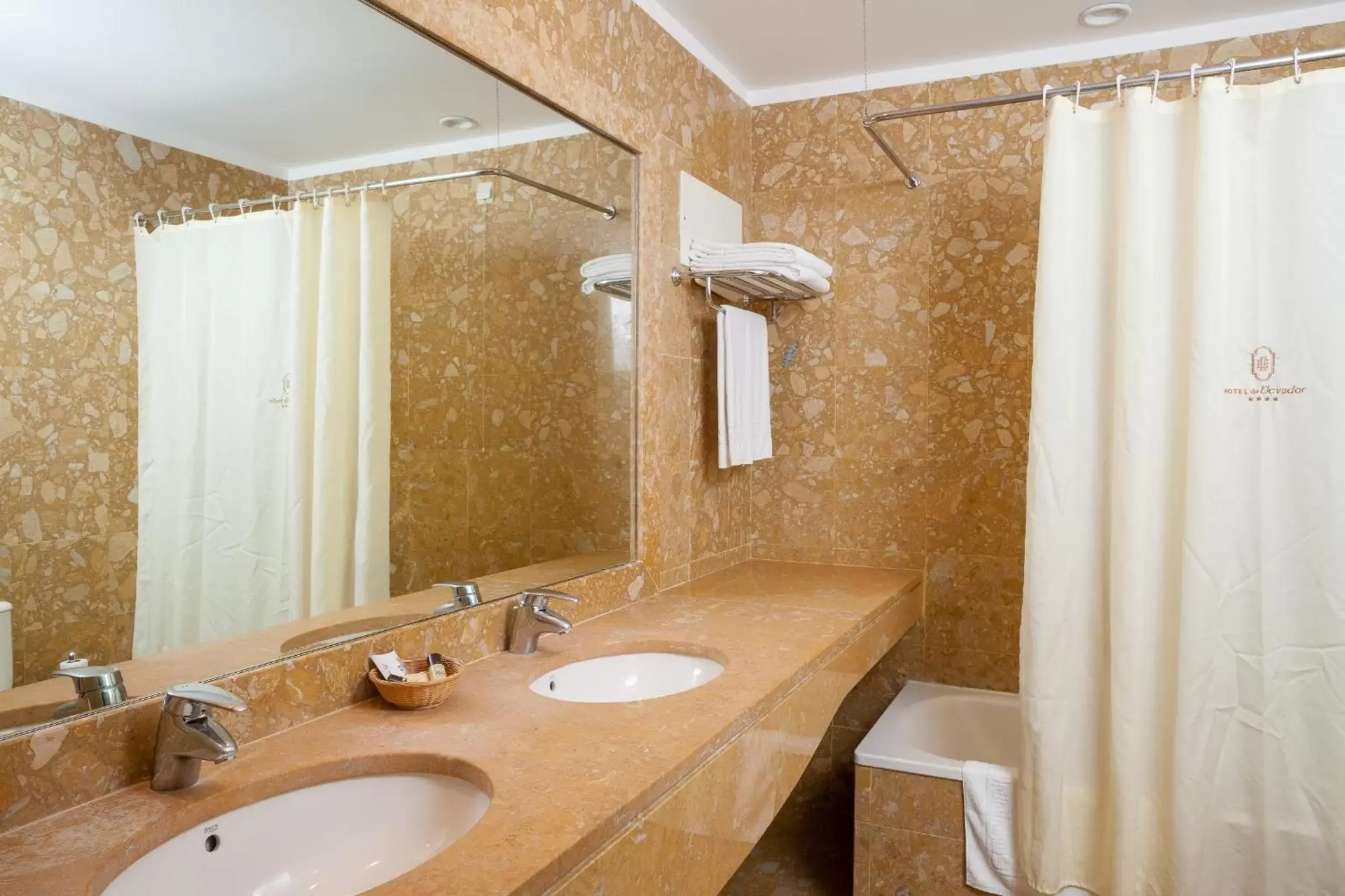 Bathroom in Hotel do Elevador