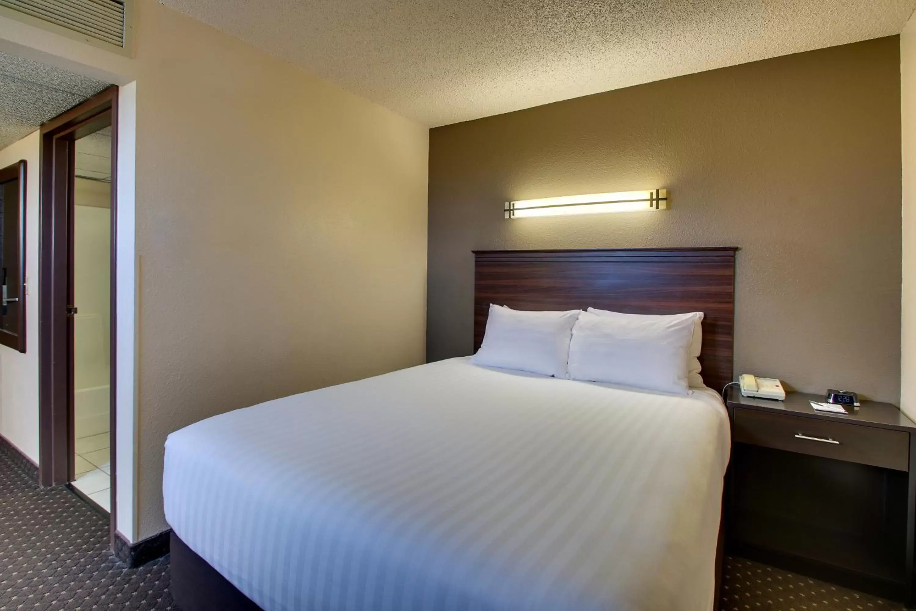 Bed in EverSpring Inn & Suites