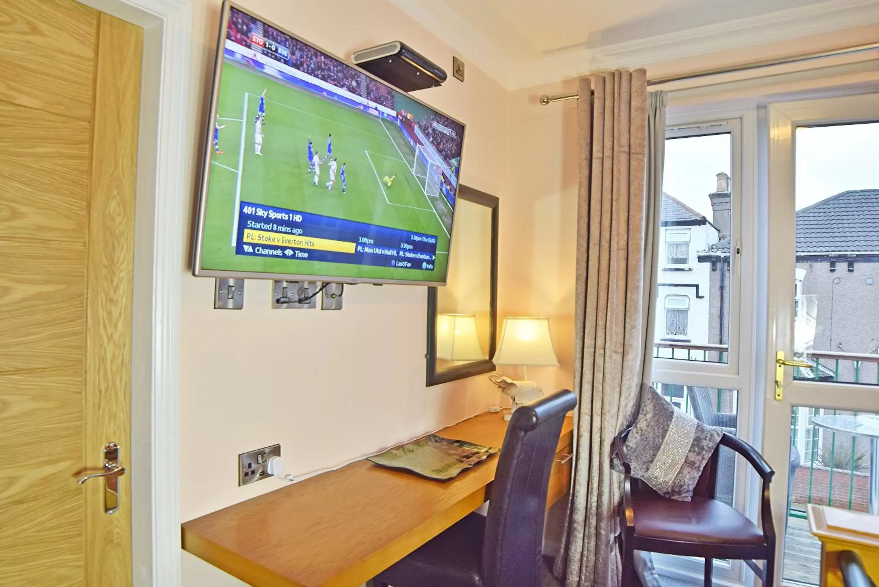 Bedroom, TV/Entertainment Center in Dovedale Hotel and Restaurant