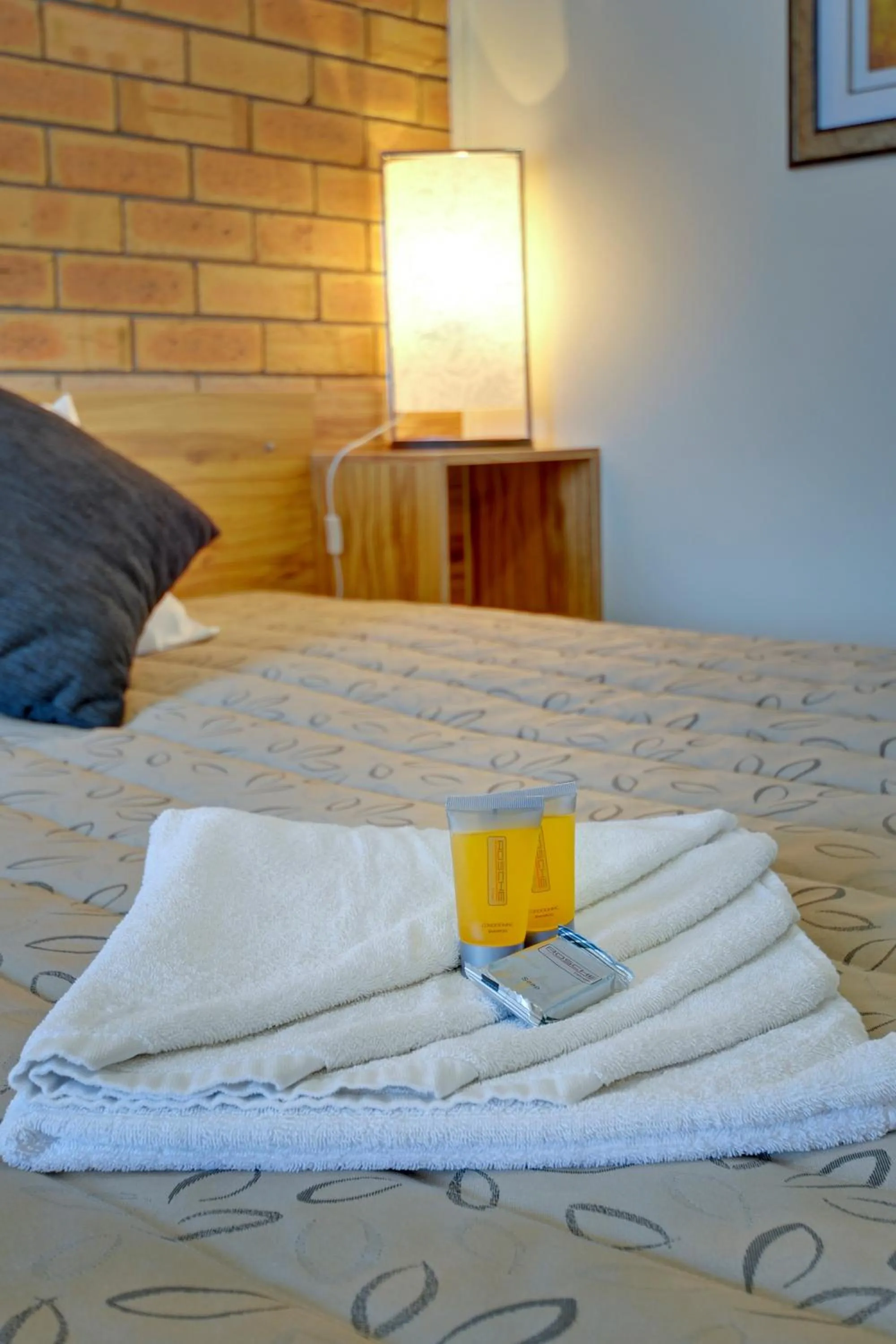 Bed in Tree Rose Motel Morwell