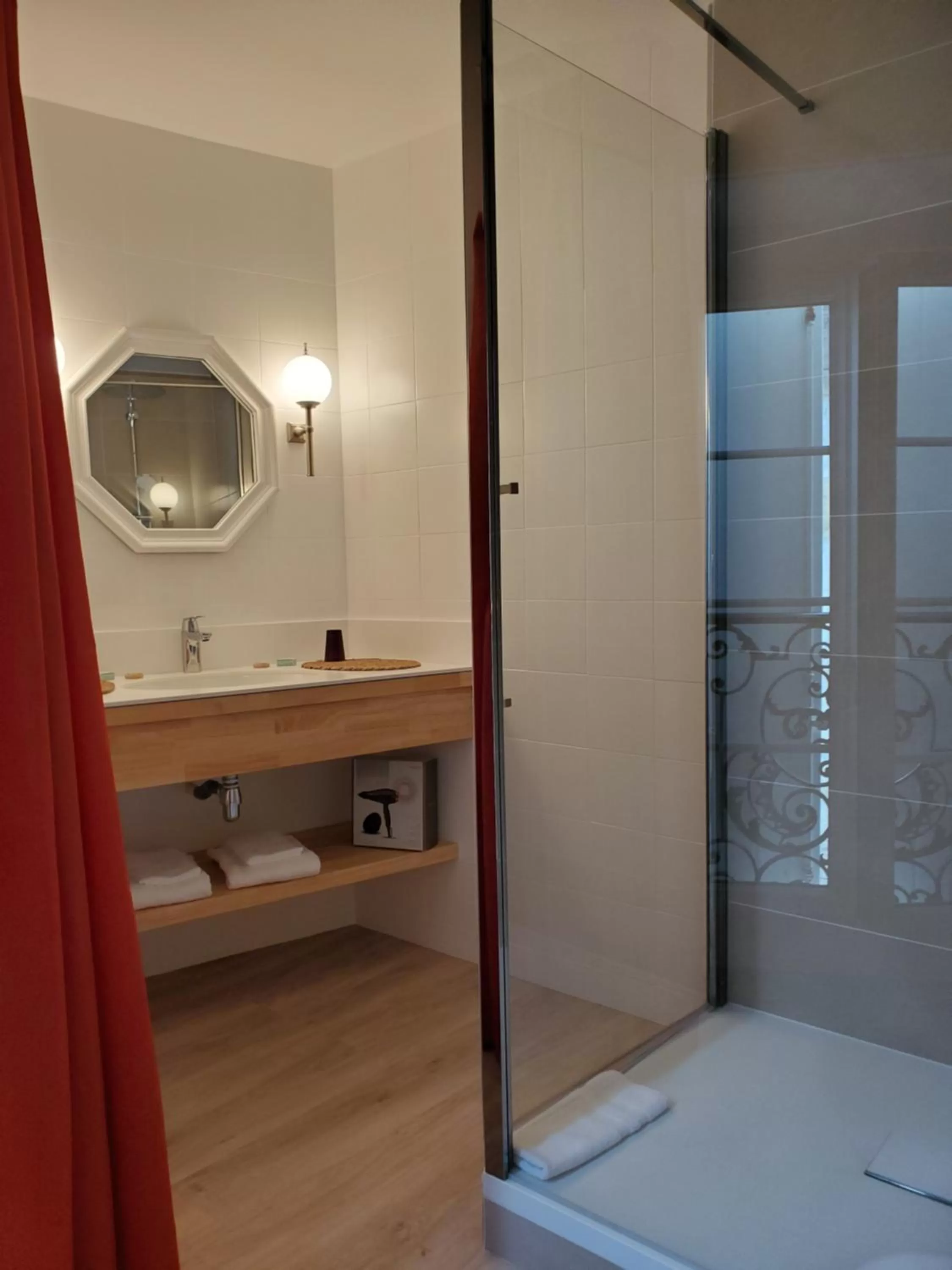 Bathroom in Logis des Tourelles