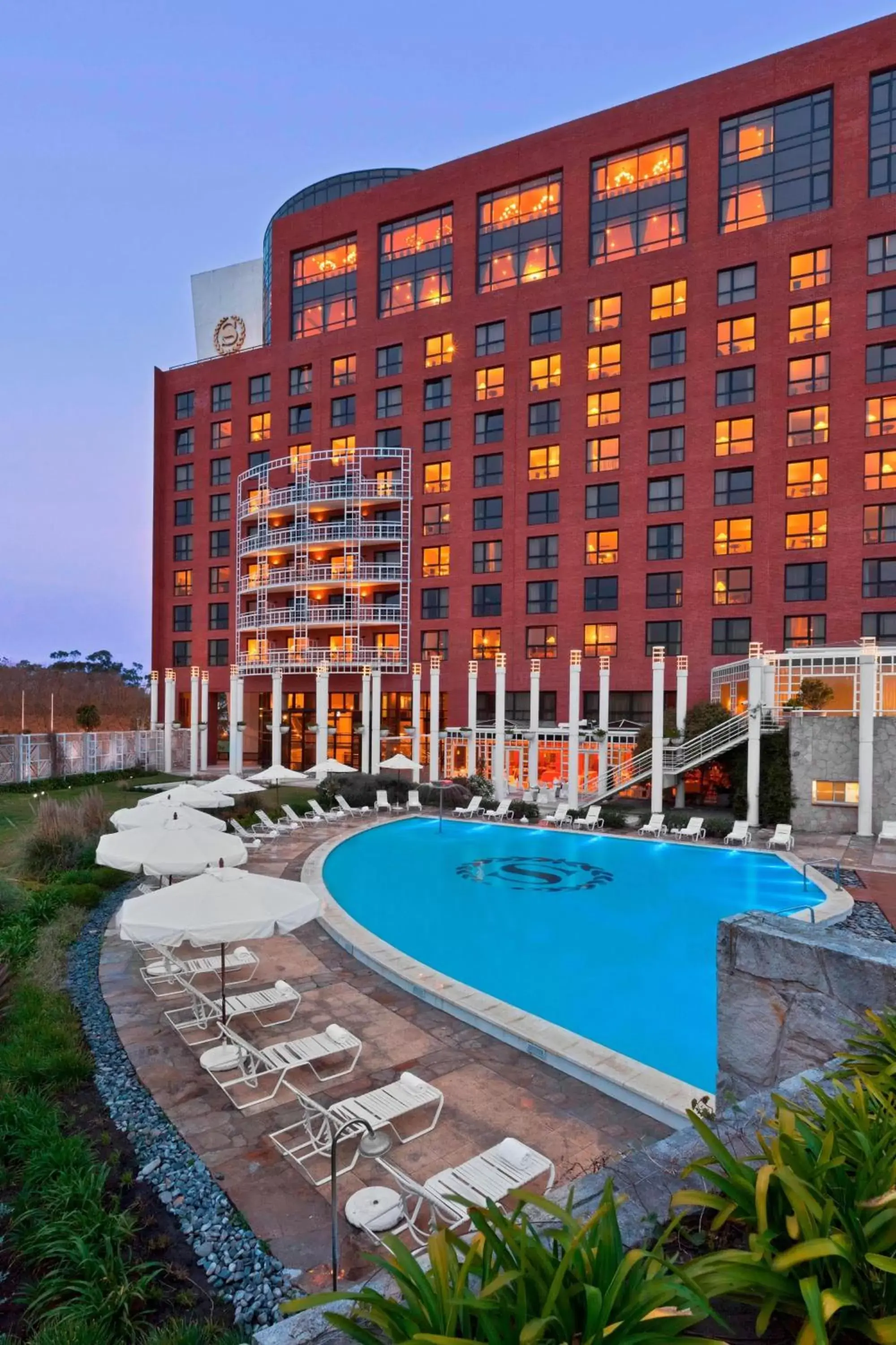 Swimming pool, Property Building in Sheraton Mar Del Plata Hotel