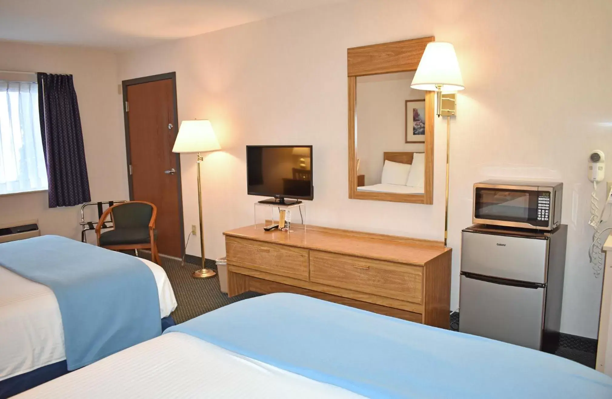 TV/Entertainment Center in Americas Best Value Inn & Suites - Tahquamenon Country