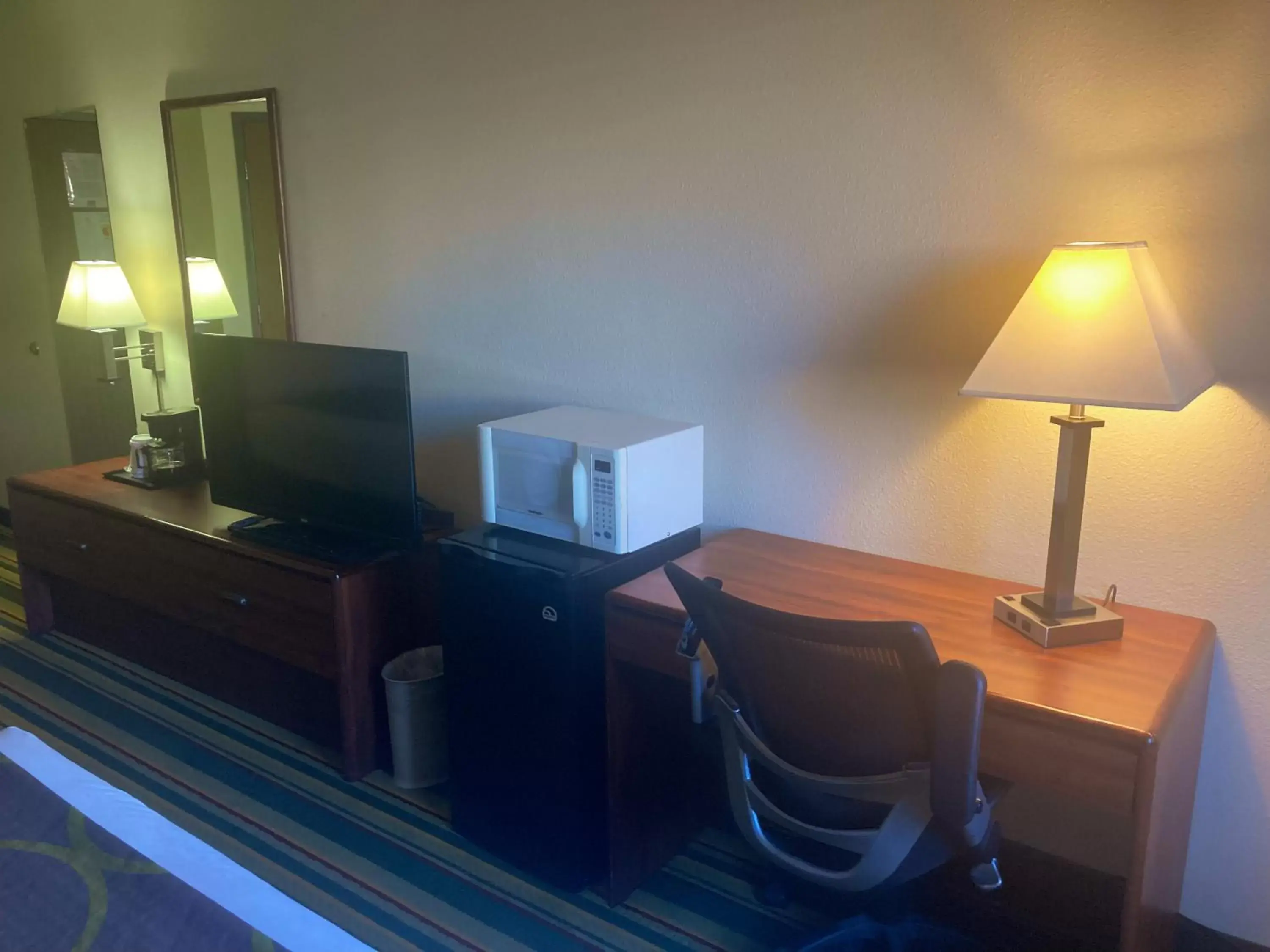 Bedroom, TV/Entertainment Center in Super 8 by Wyndham Windsor