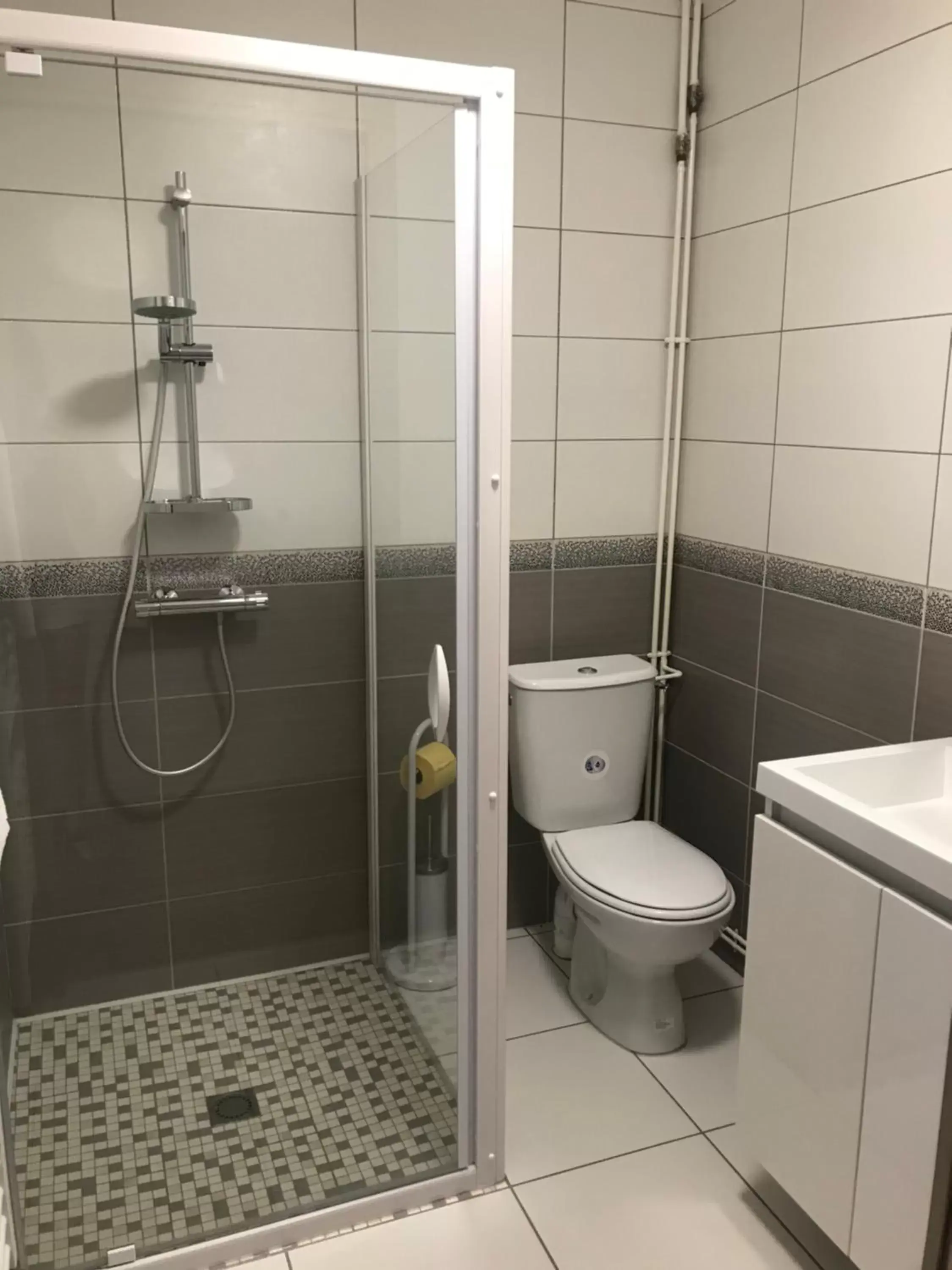 Bathroom in Logis Le Provençal