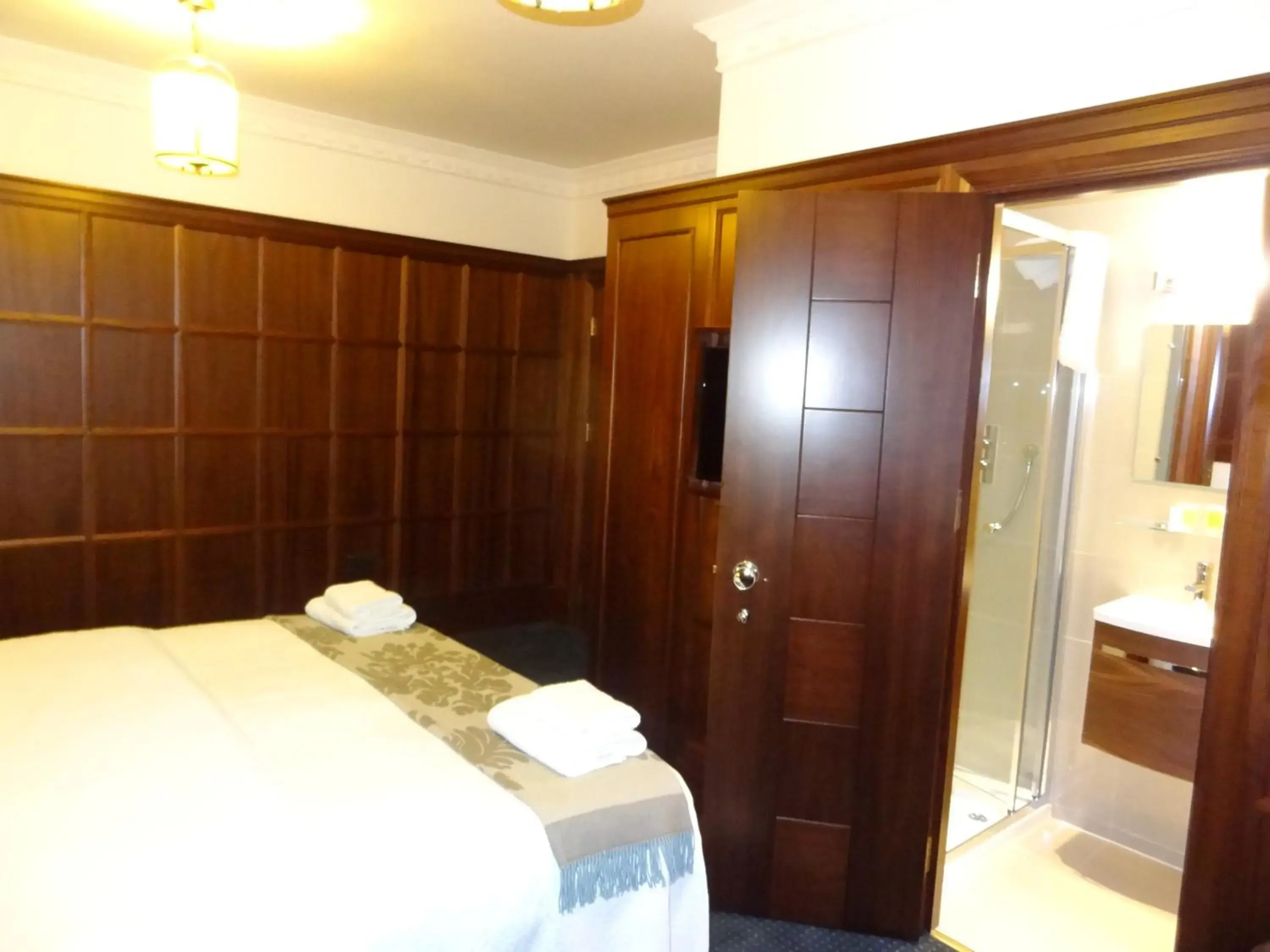 Bathroom, Bed in Regency House Hotel