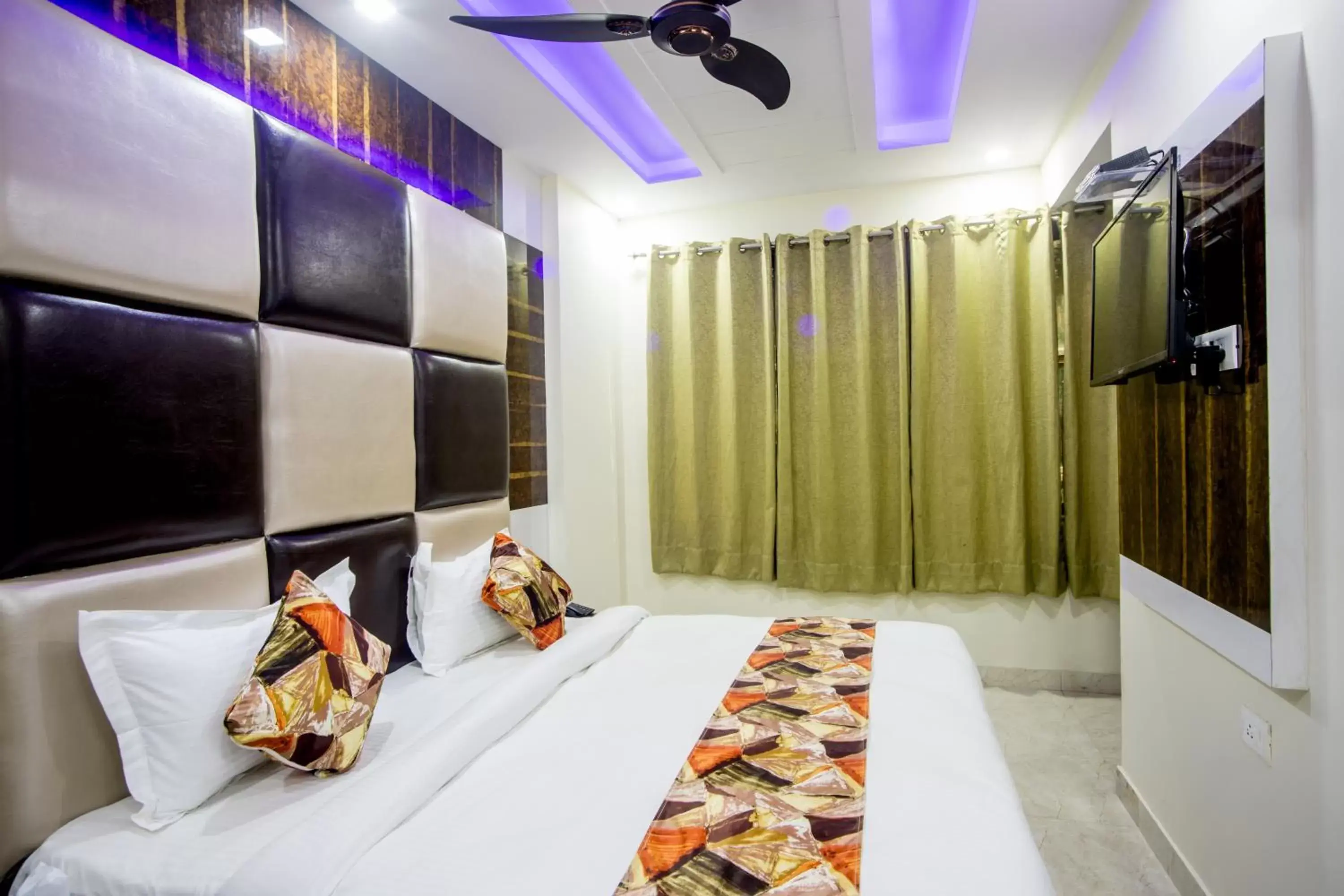 Bedroom, Bed in Hotel Harsha International